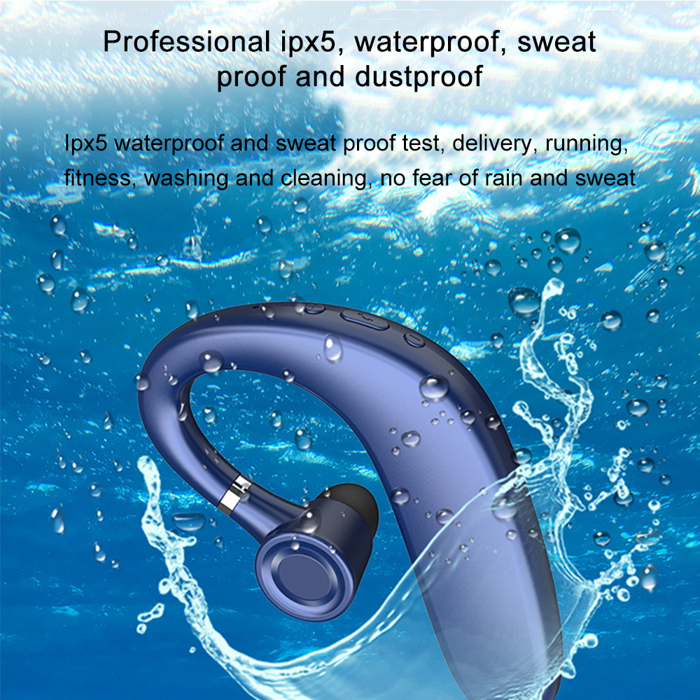 Blauer kabelloser Ohrhörer im Wasser, mit Spritzeffekt, blauer Hintergrund.
