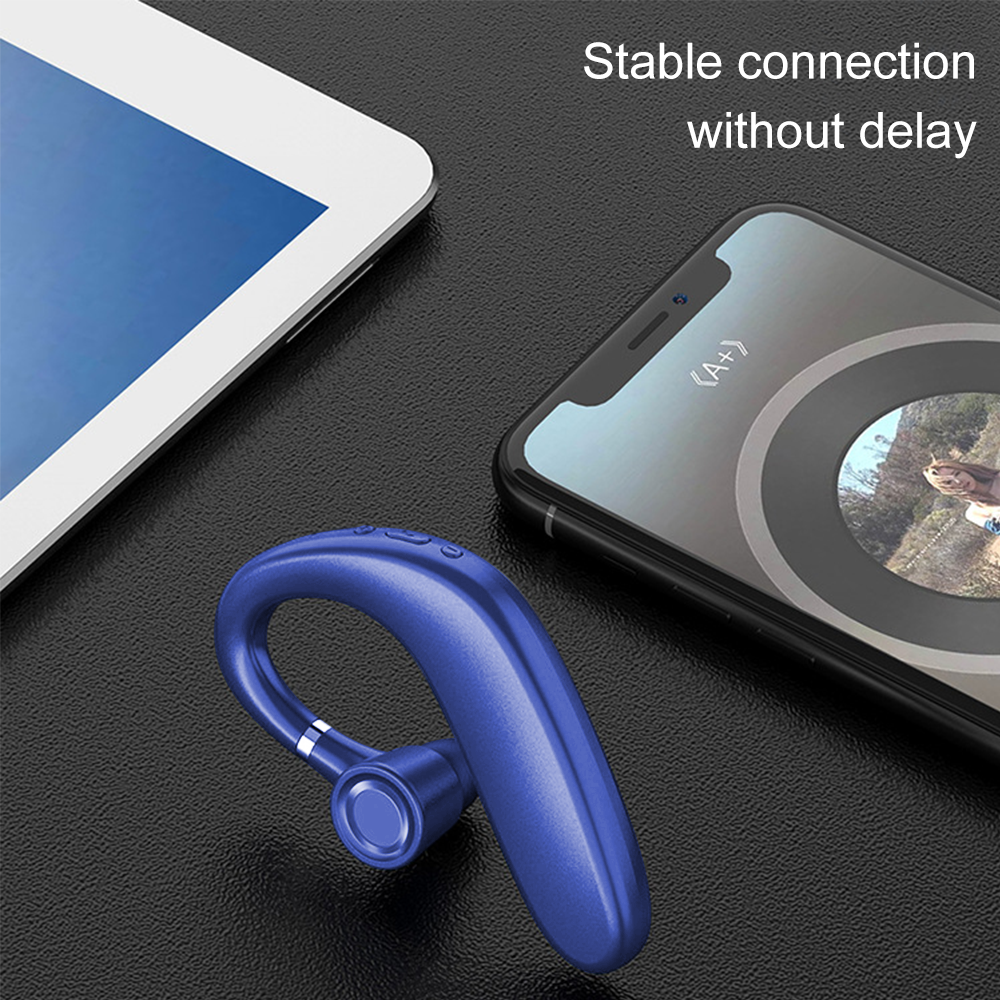Ein blaues Bluetooth-Headset neben einem Telefon und Tablet.