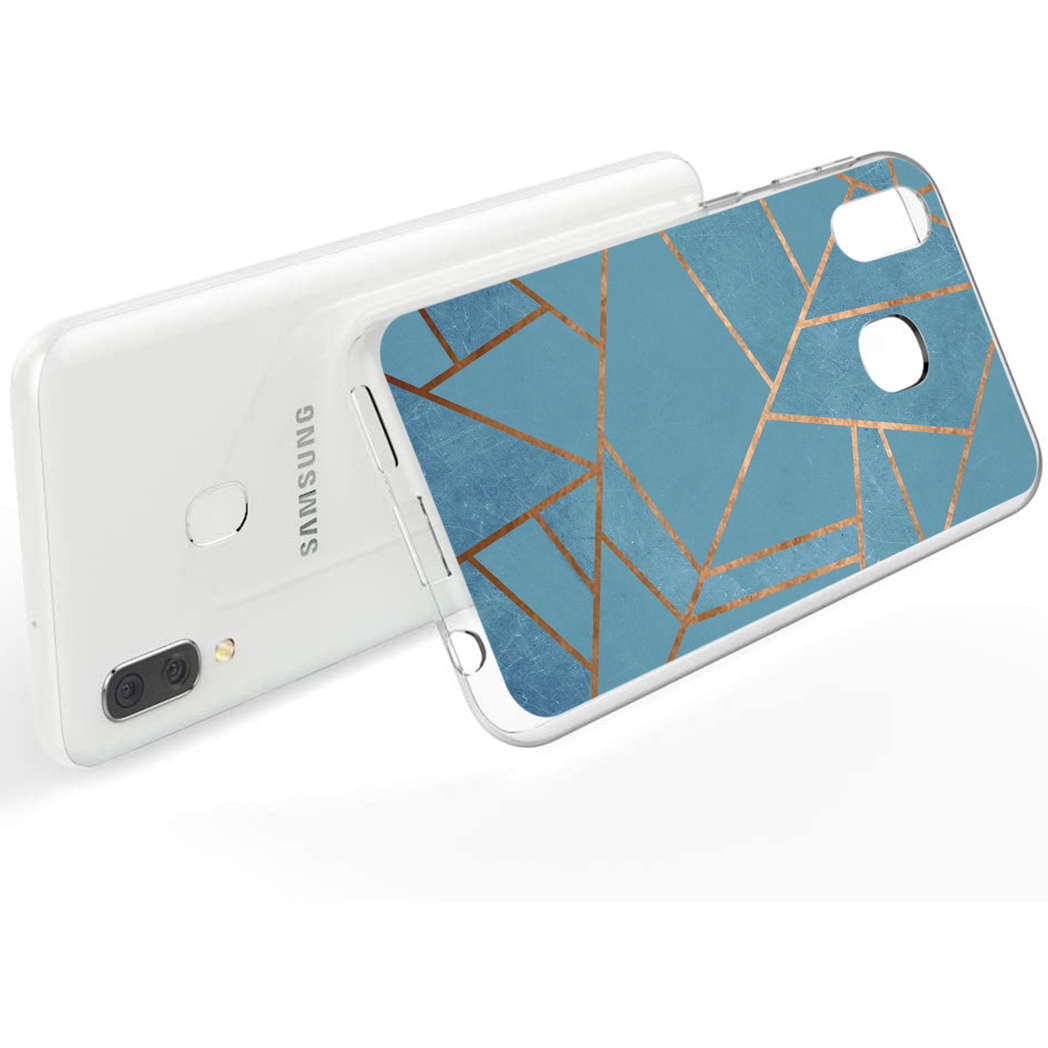Weißes Telefon mit blauem und goldenem geometrischem Design. Auf weißer Oberfläche.