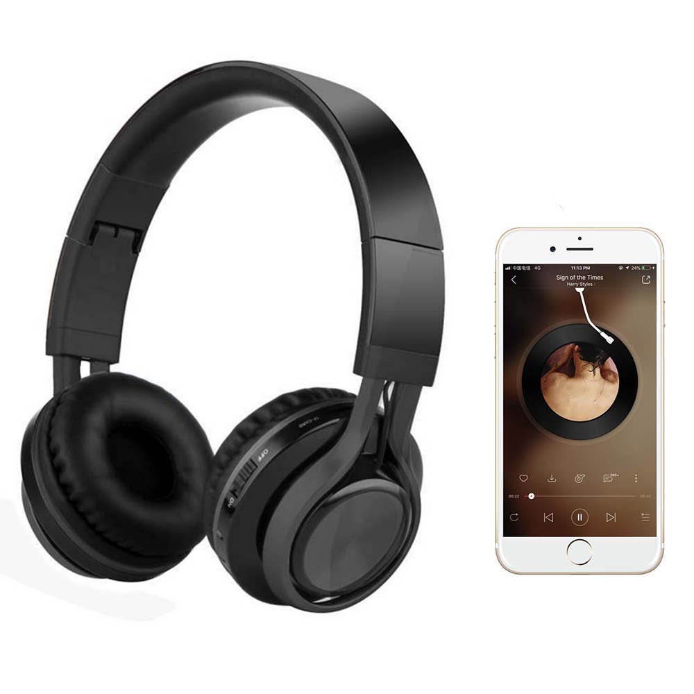 Schwarze Kopfhörer und ein Smartphone, das eine Musik-App mit Songinformationen anzeigt.