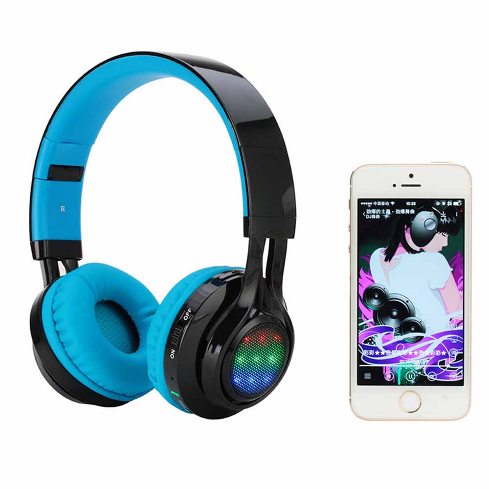 Ein Paar blau-schwarze Kopfhörer mit einem Smartphone. Das Telefon zeigt eine Musik-App-Oberfläche an.