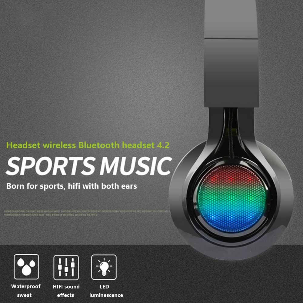 Schwarze Sportkopfhörer mit LED-Lichtern, Text über Sport, HiFi-Sound und Wasserdichtigkeit.