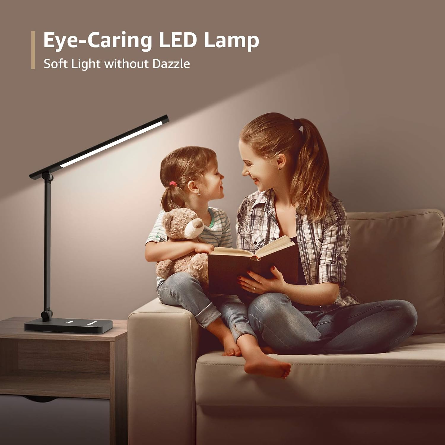 Mutter und Kind lesen, Schreibtischlampe, Sofa, beige Wand, warmes Licht.