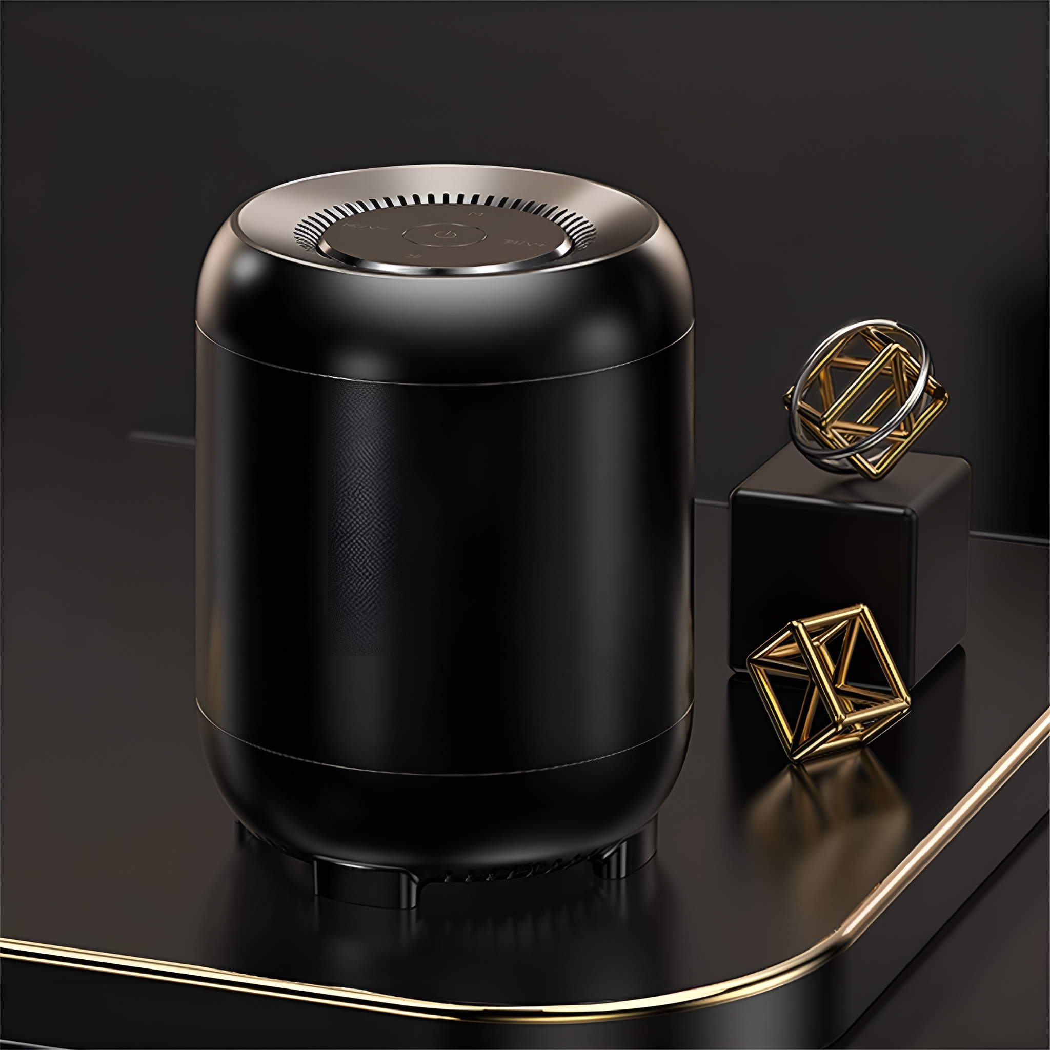 Ein schwarzer zylindrischer Lautsprecher mit silberner Oberseite und goldenen geometrischen Formen. Der Hintergrund ist schwarz.
