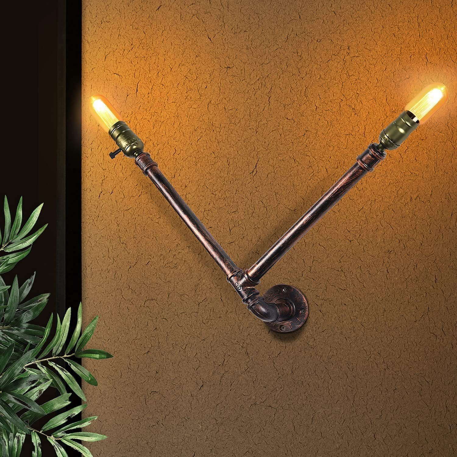Applique da parete in stile industriale con due lampadine e un design a tubo di rame.