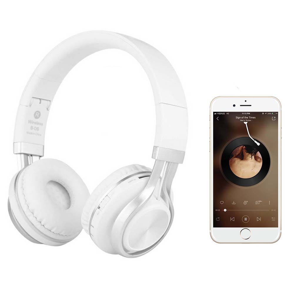 Weiße kabellose Kopfhörer neben einem Smartphone, das Musik auf dem Bildschirm abspielt.