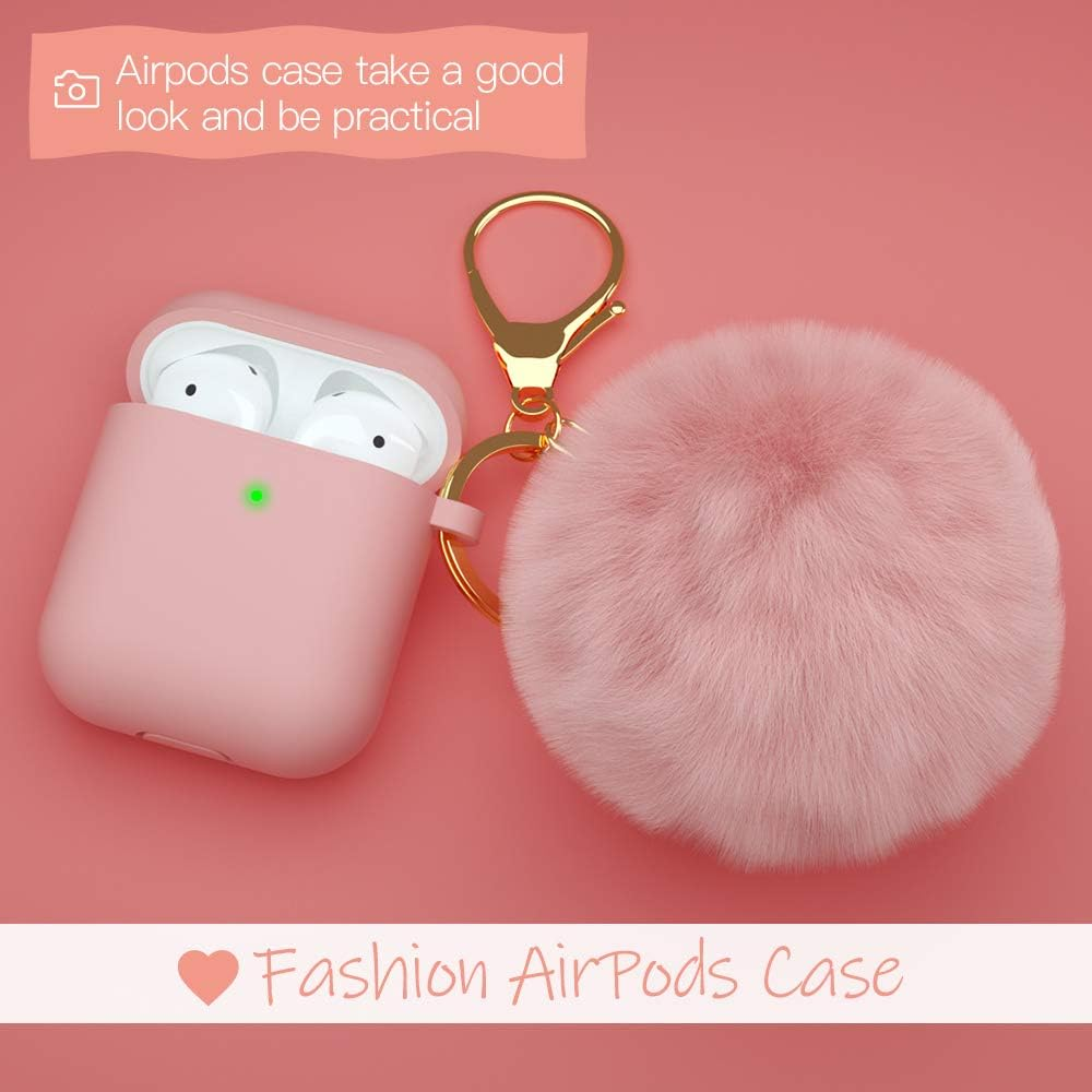 Rosa AirPods-Hülle mit grünem Licht, an einem rosa, flauschigen Schlüsselanhänger befestigt.