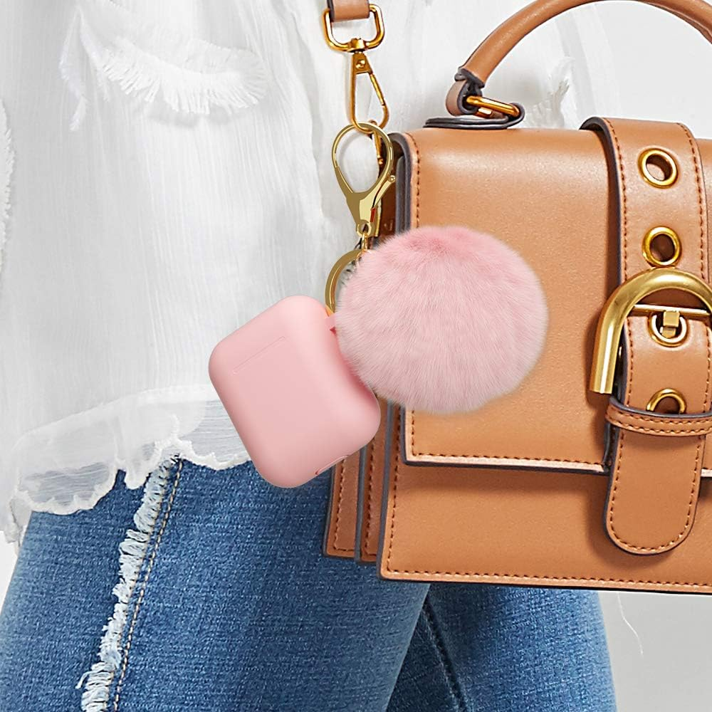 Pinkes AirPods-Etui mit pinkem Pompon an einer hellbraunen Handtasche. Goldene Kette.