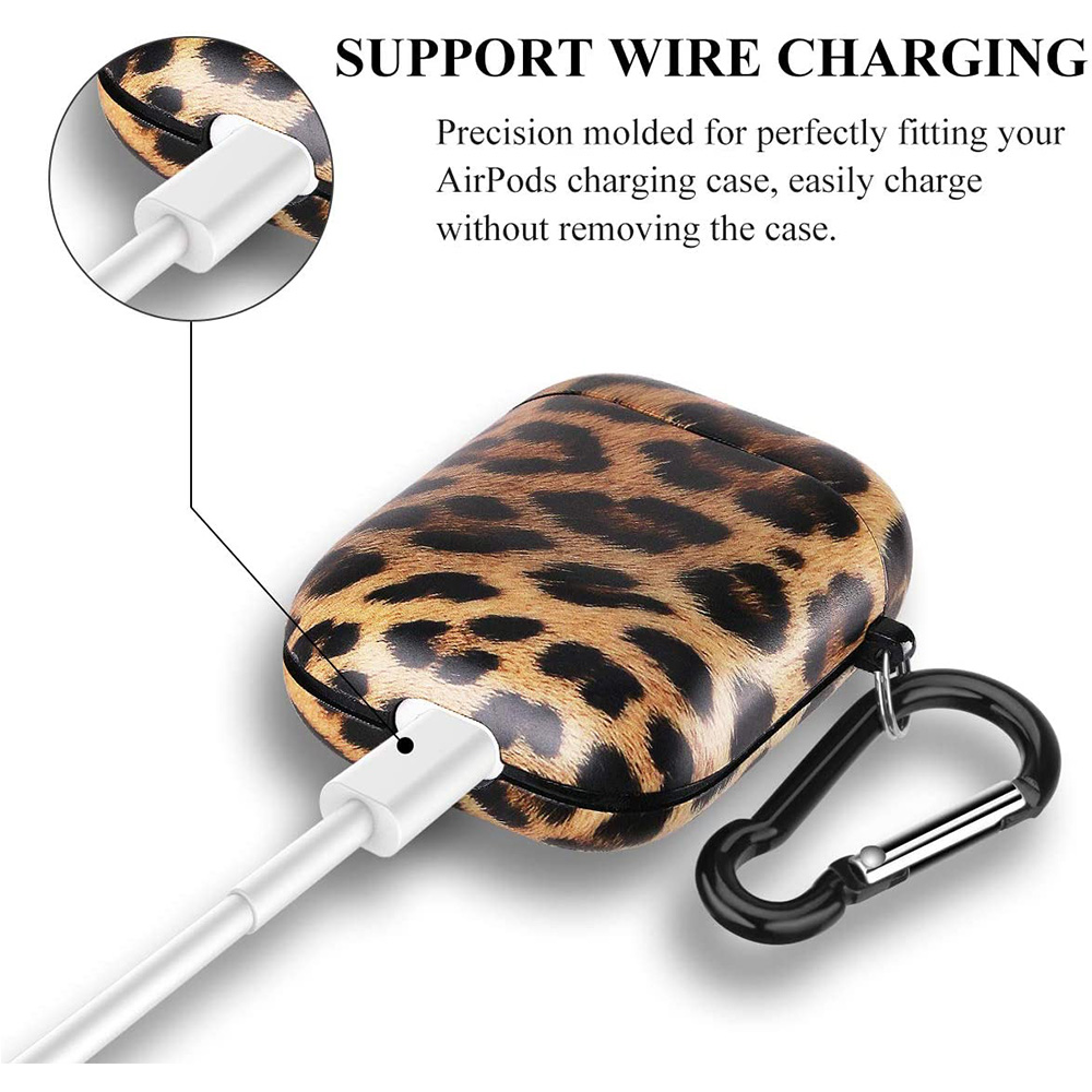 AirPods-Hülle mit Leopardenmuster, verbunden mit weißem Ladekabel, schwarzem Karabiner.