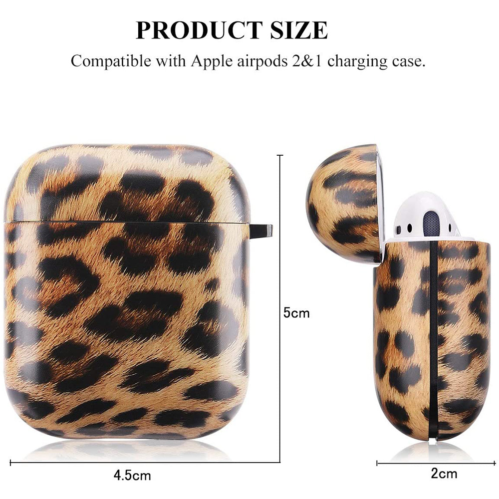 AirPods-Hülle mit Leopardenmuster und AirPods. Abmessungen werden angezeigt. Weißer Hintergrund.