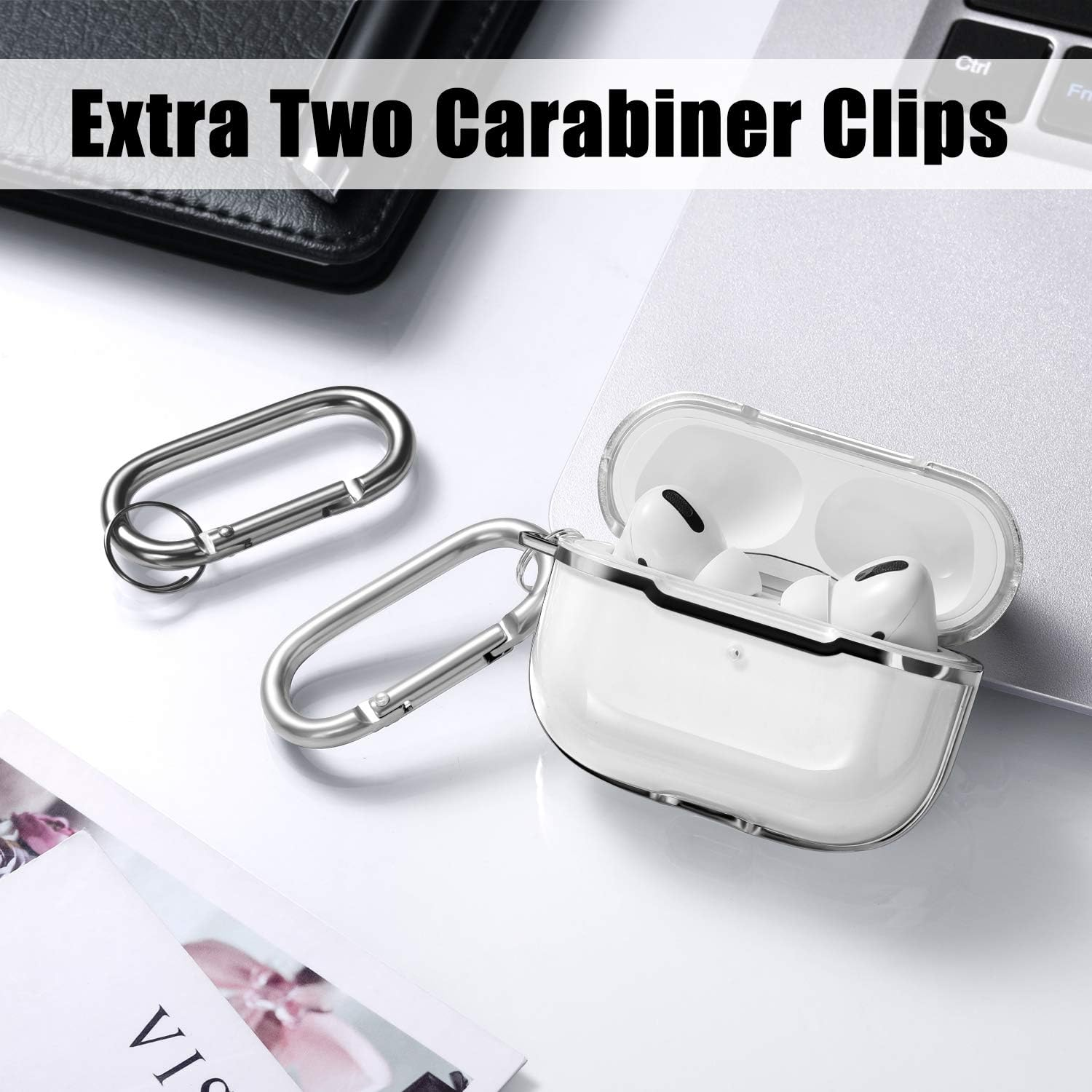 Zwei silberne Karabinerhaken und ein weißes Case mit AirPods. Das Case ist geöffnet.