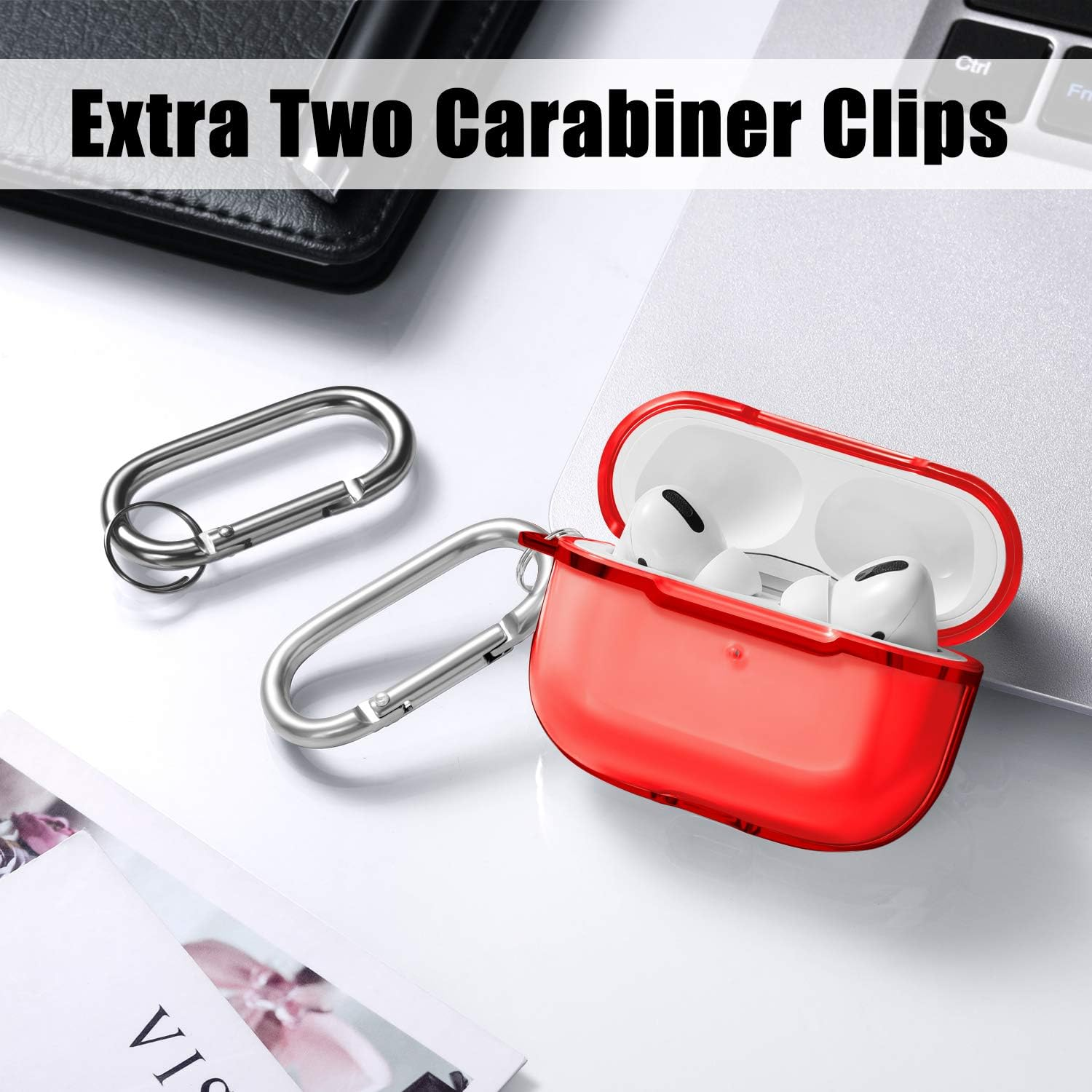 Rotes AirPods-Etui mit zwei silbernen Karabinerhaken. Das Etui ist transparent.