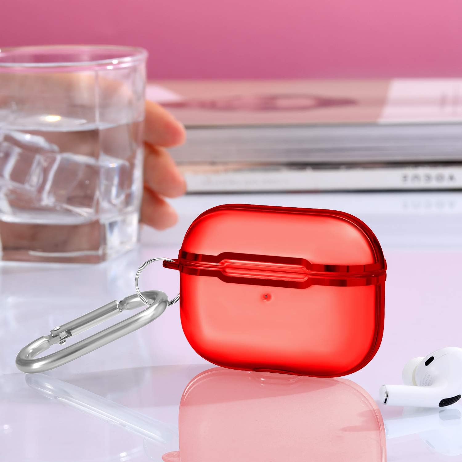 Ein rotes, transparentes Case für AirPods. Ein silberner Karabiner ist befestigt.