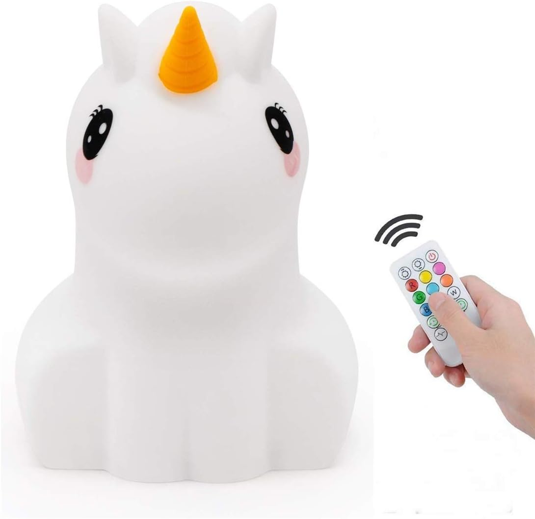 Weißes Einhorn-Nachtlicht mit orangefarbenem Horn und Fernbedienung in der Hand.