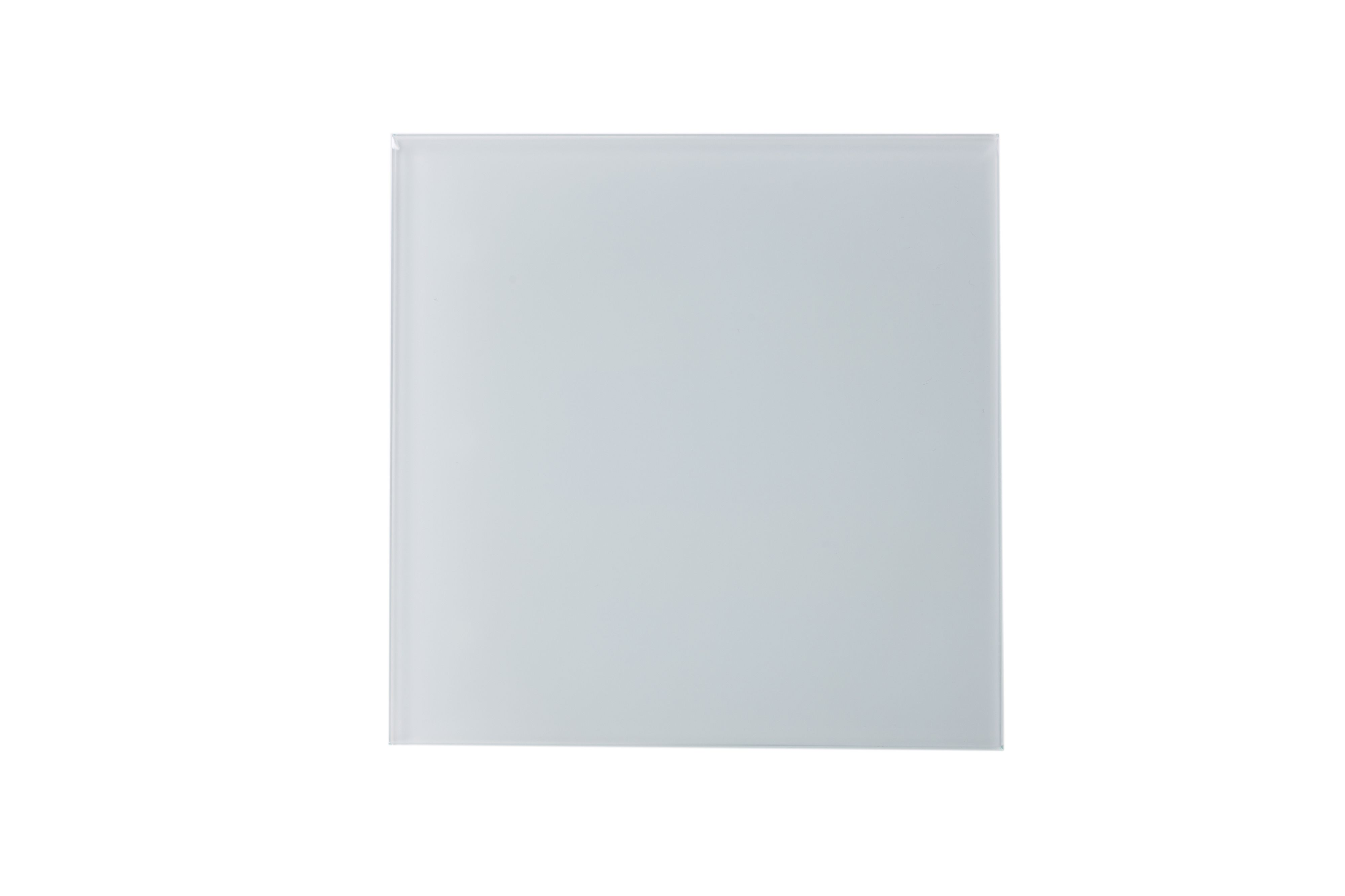 Quadratische, hellgraue Glasscheibe, möglicherweise Teil eines modernen Innendesigns.