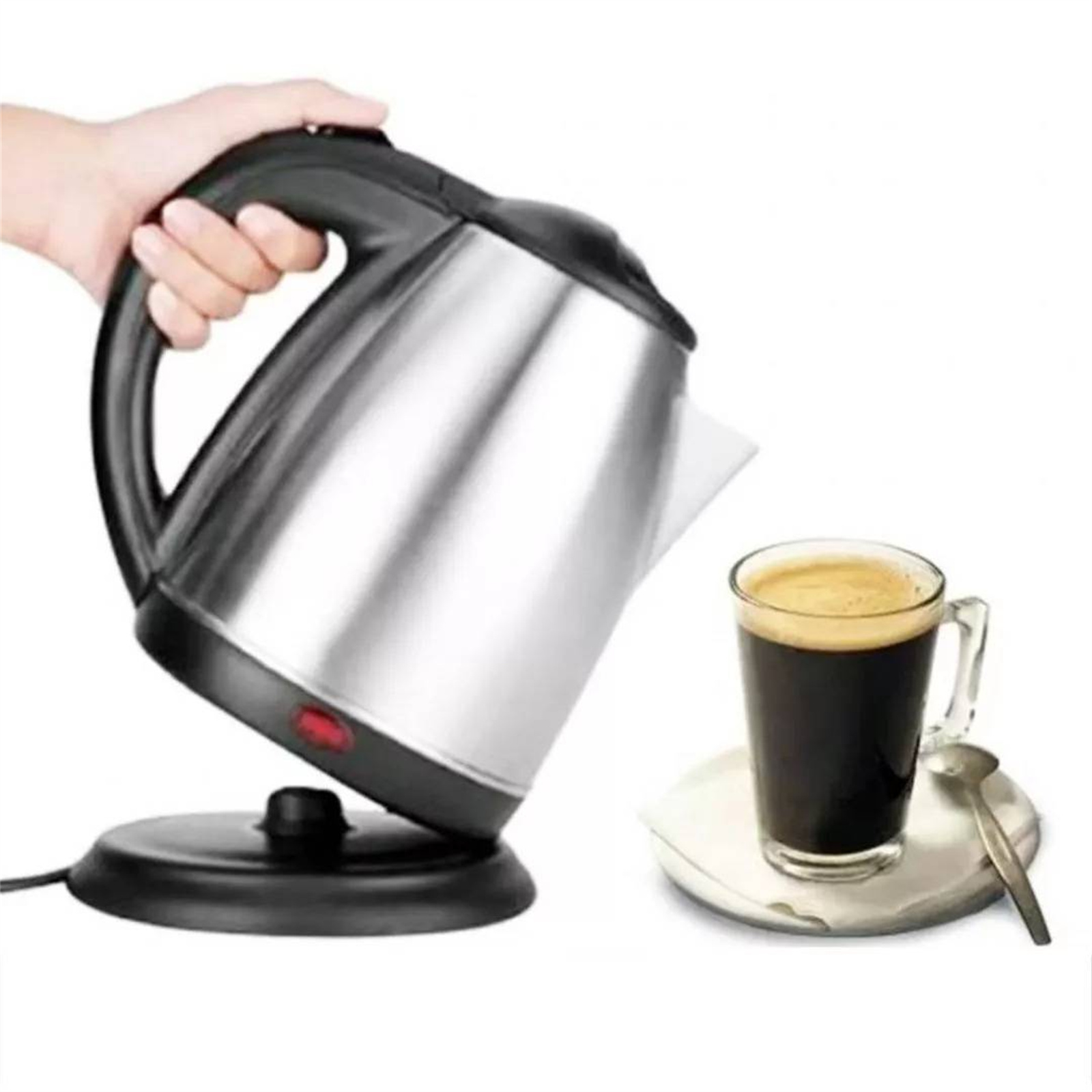 Elektrischer Wasserkocher mit einer Tasse Kaffee daneben. Eine Hand hält den Wasserkocher, bereit zum Eingießen.