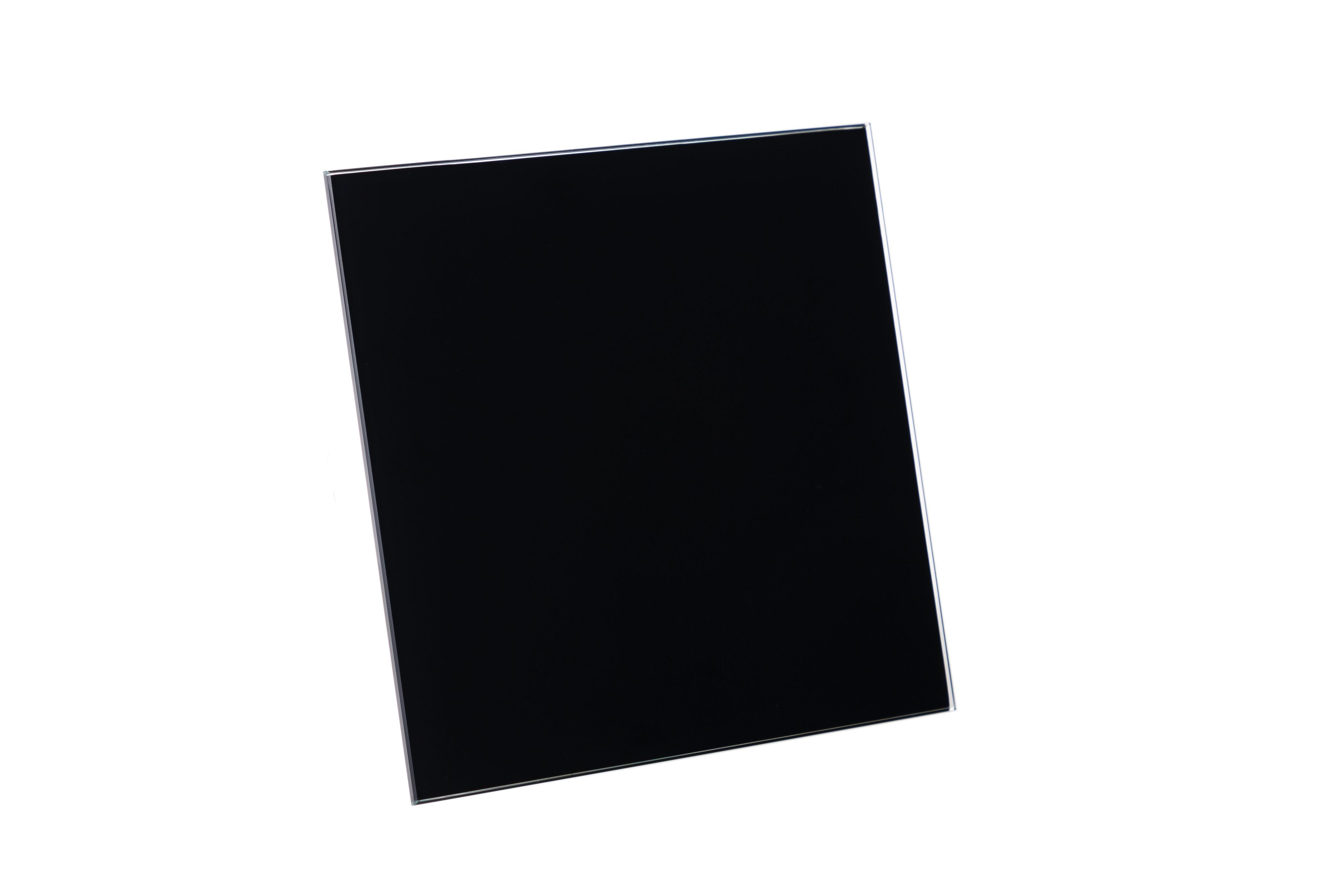 Eine schwarze rechteckige Tafel ist vor weißem Hintergrund geneigt.