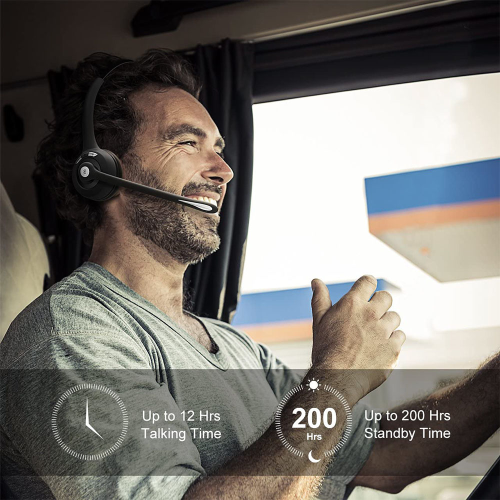 Mann im LKW mit schwarzem Headset mit Mikrofon. Sprechzeit bis zu 12 Std. und Standby-Zeit bis zu 200 Std.