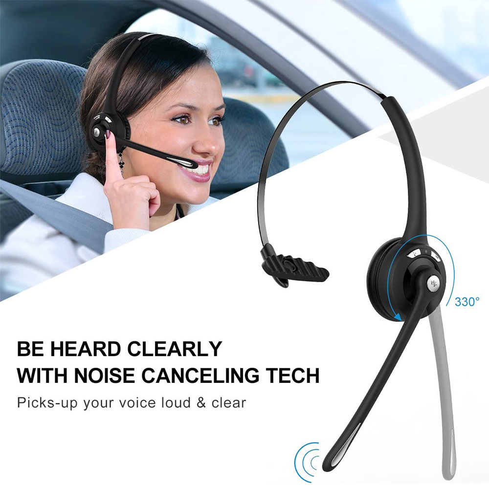 Frau benutzt ein schwarzes Headset. Das Headset hat ein geräuschunterdrückendes Mikrofon.