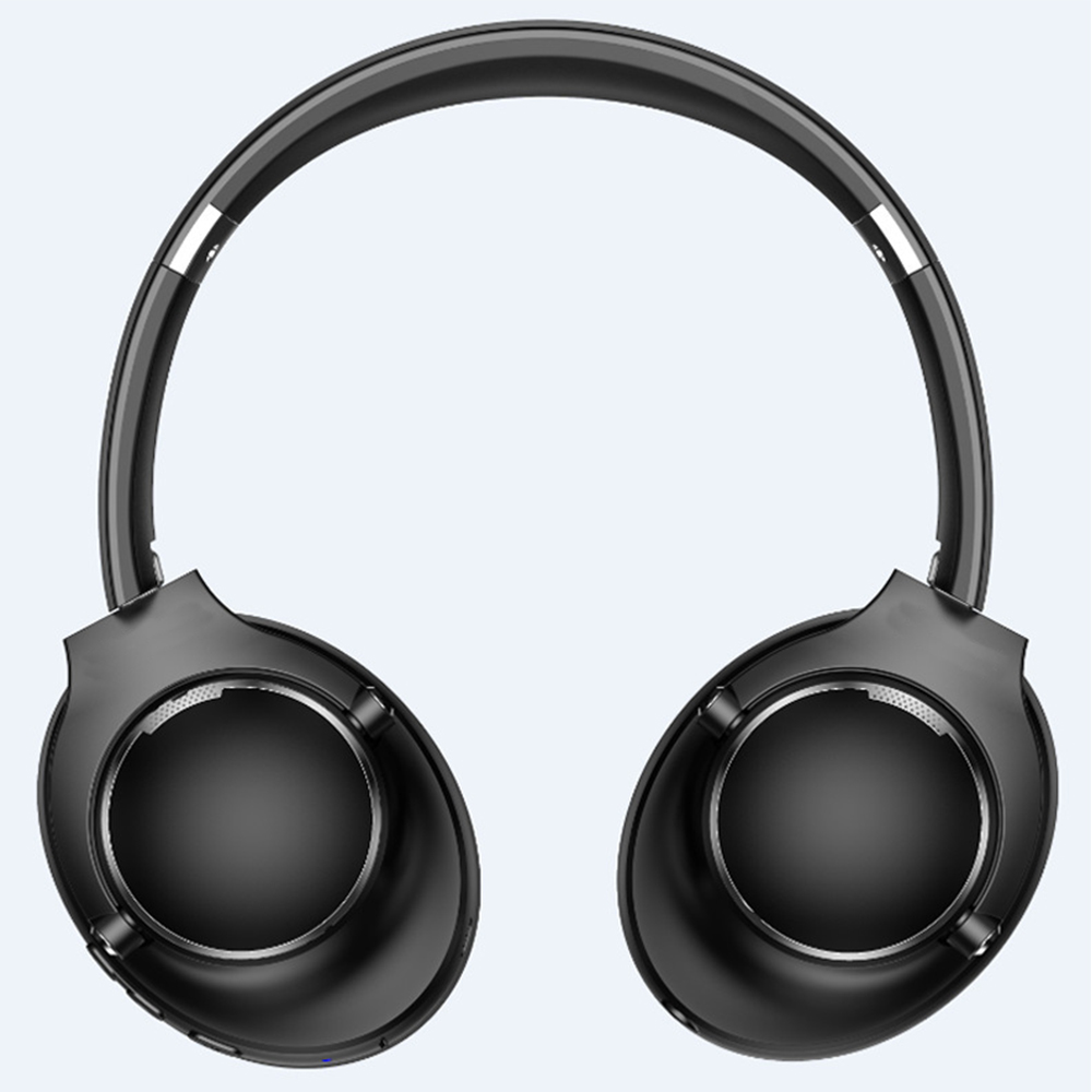 Schwarze Kopfhörer mit großem kreisförmigen Ohrmuscheldesign. Der Hintergrund ist eine helle, einfarbige Farbe.