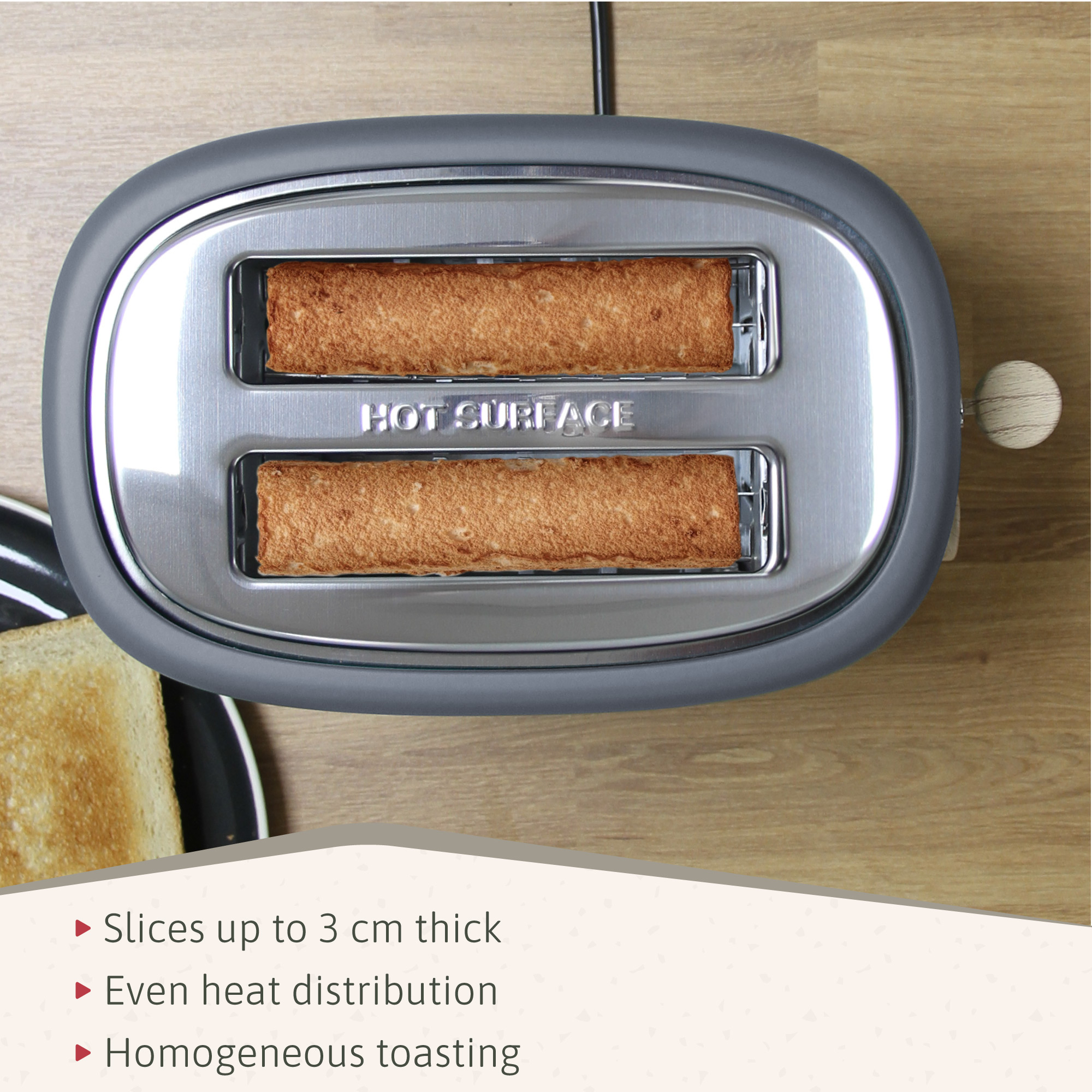 Ein Toaster mit zwei Toastscheiben. Der Text "HOT SURFACE" ist sichtbar.