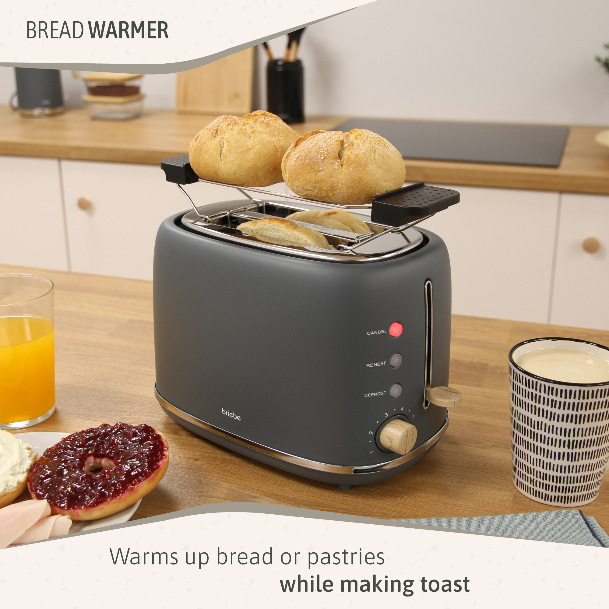 Toaster mit zwei Brötchen, einem Teller mit Marmelade und einem Glas Saft.