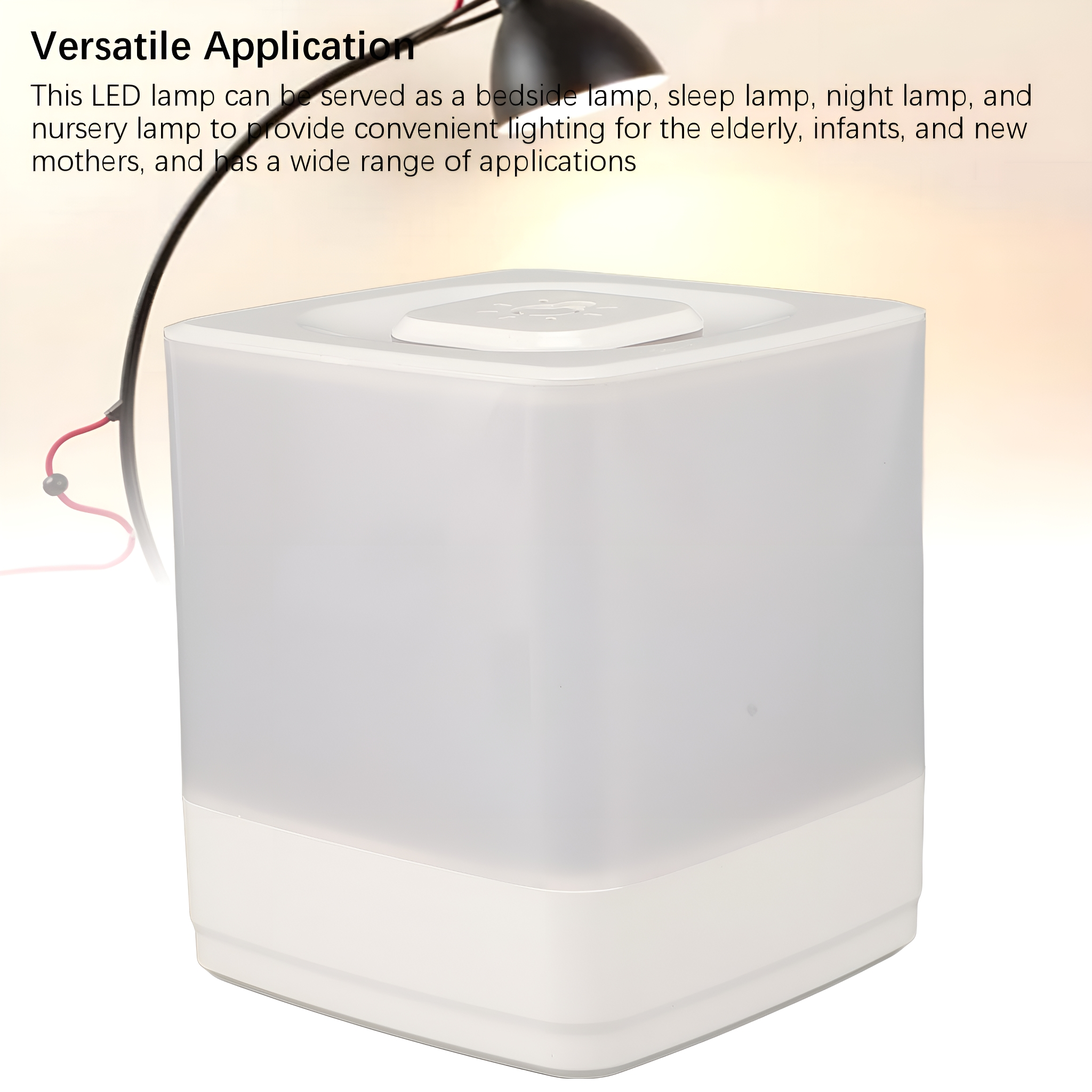 Eine weiße, würfelförmige LED-Lampe mit einer schwarzen Schreibtischlampe und Text.