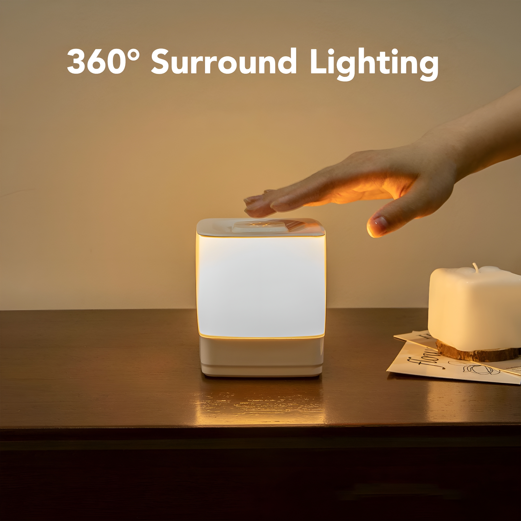 Eine quadratische Lampe mit weißem Licht, mit einer Hand, die sie berührt, auf einer braunen Holzoberfläche.