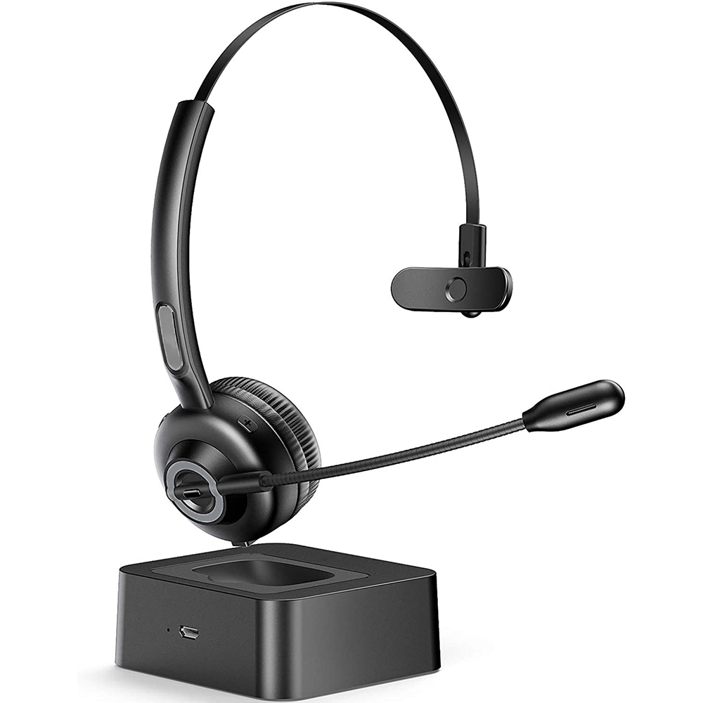 Ein schwarzes kabelloses Headset auf einer schwarzen Ladestation.
