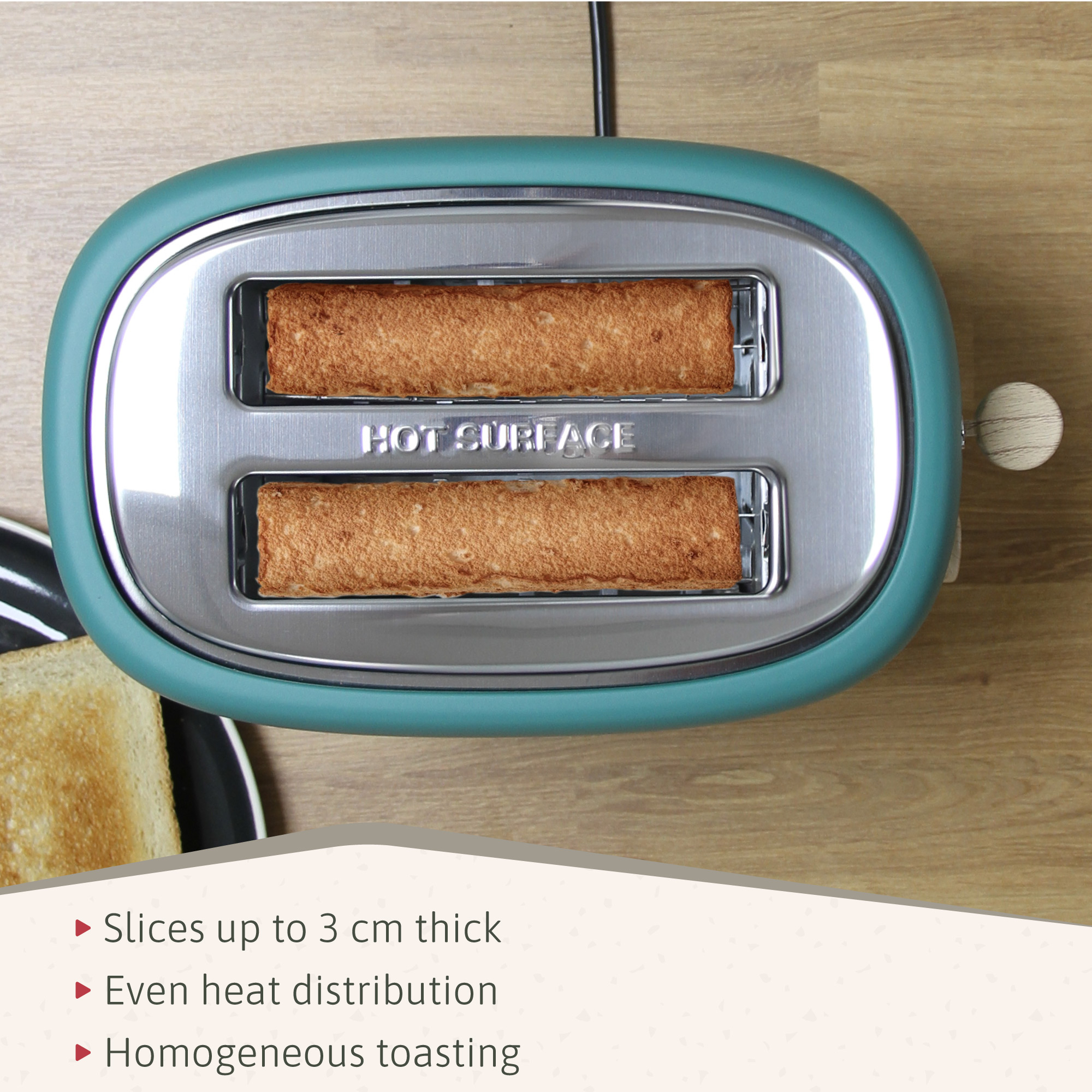 Türkisfarbener Toaster mit zwei Schlitzen, jeweils mit getoastetem Brot. Unter dem Toaster steht Text, der seine Eigenschaften beschreibt.