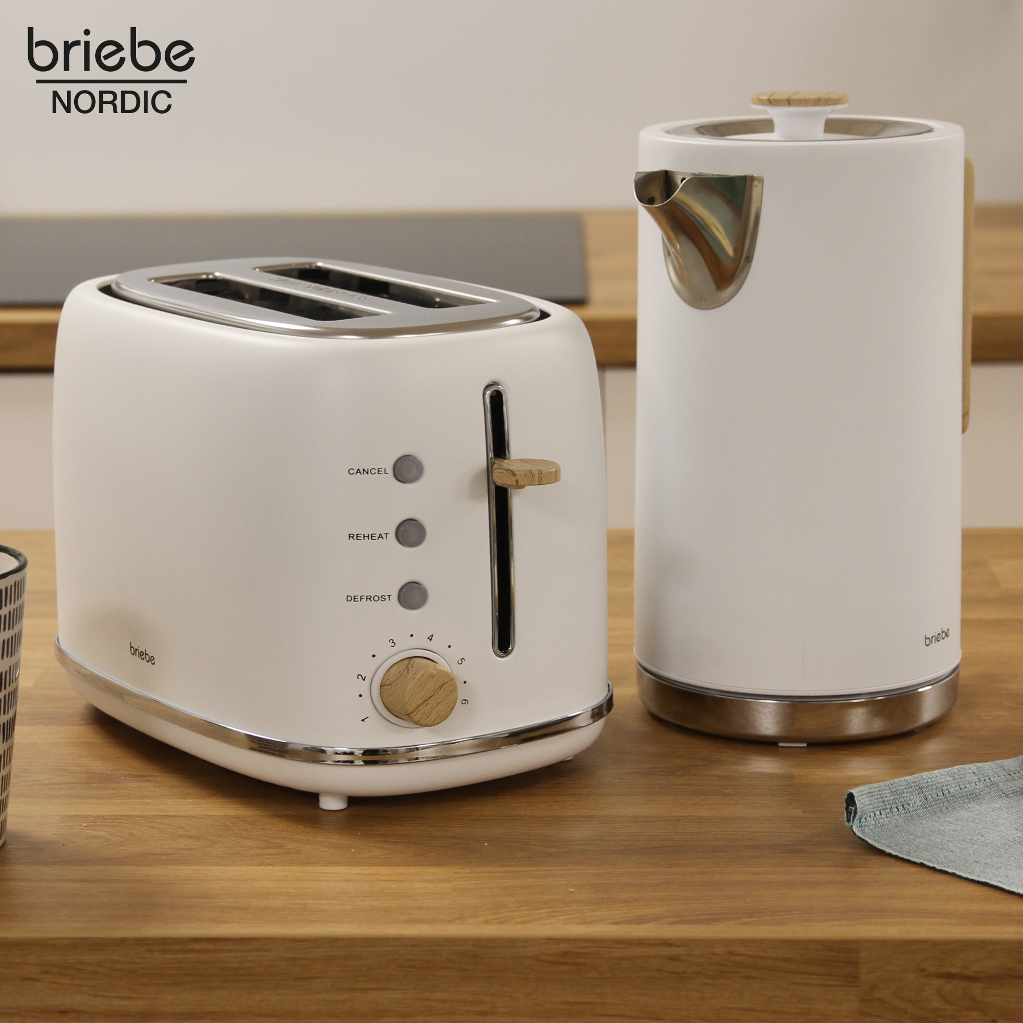 Weißer Toaster und Wasserkocher. Beide stehen auf Holz. Briebe Nordic-Marke ist sichtbar.