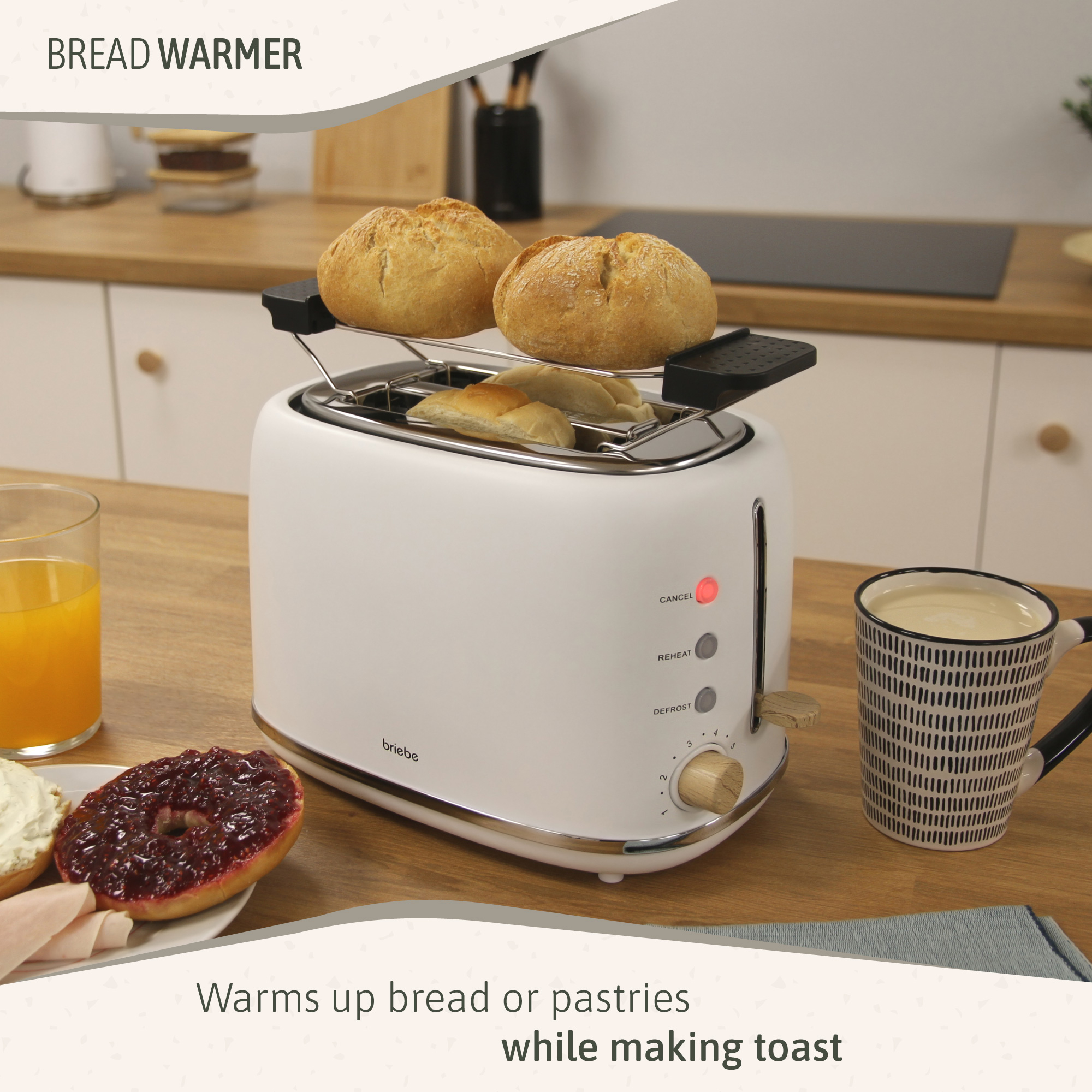 Weißer Toaster mit zwei aufgewärmten Brötchen. Ein Glas Orangensaft und ein Teller mit Marmelade und Sahne auf dem Tisch.