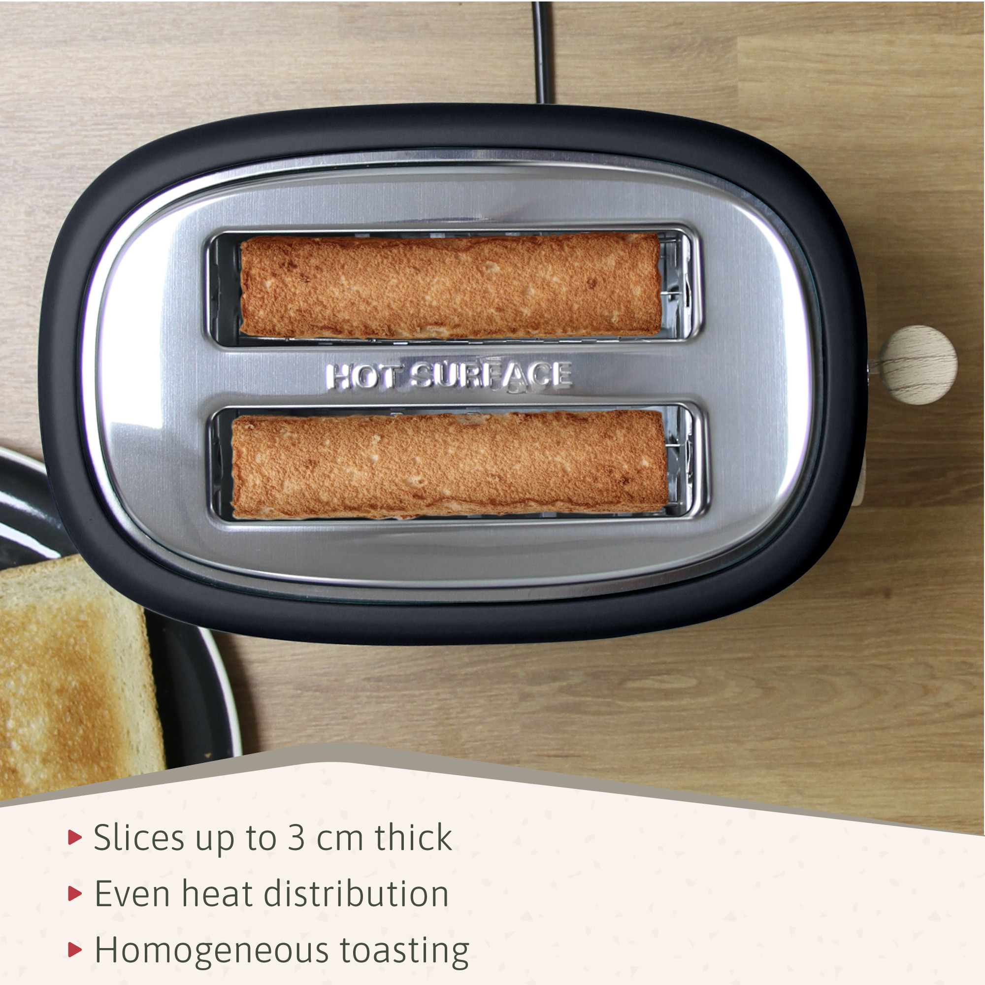 Ein Toaster mit zwei Brotscheiben. Text: 'Scheiben bis zu 3 cm dick', 'Gleichmäßige Wärmeverteilung' und 'Homogenes Toasten'.