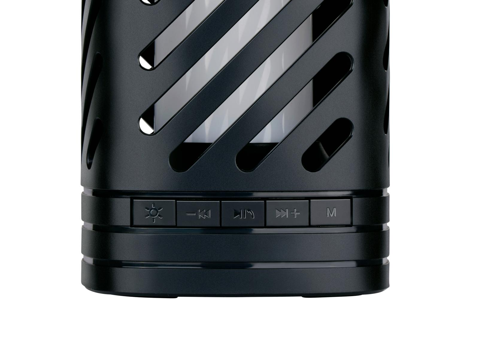 Zwarte speaker met knoppen en een roosterontwerp, met licht binnenin.