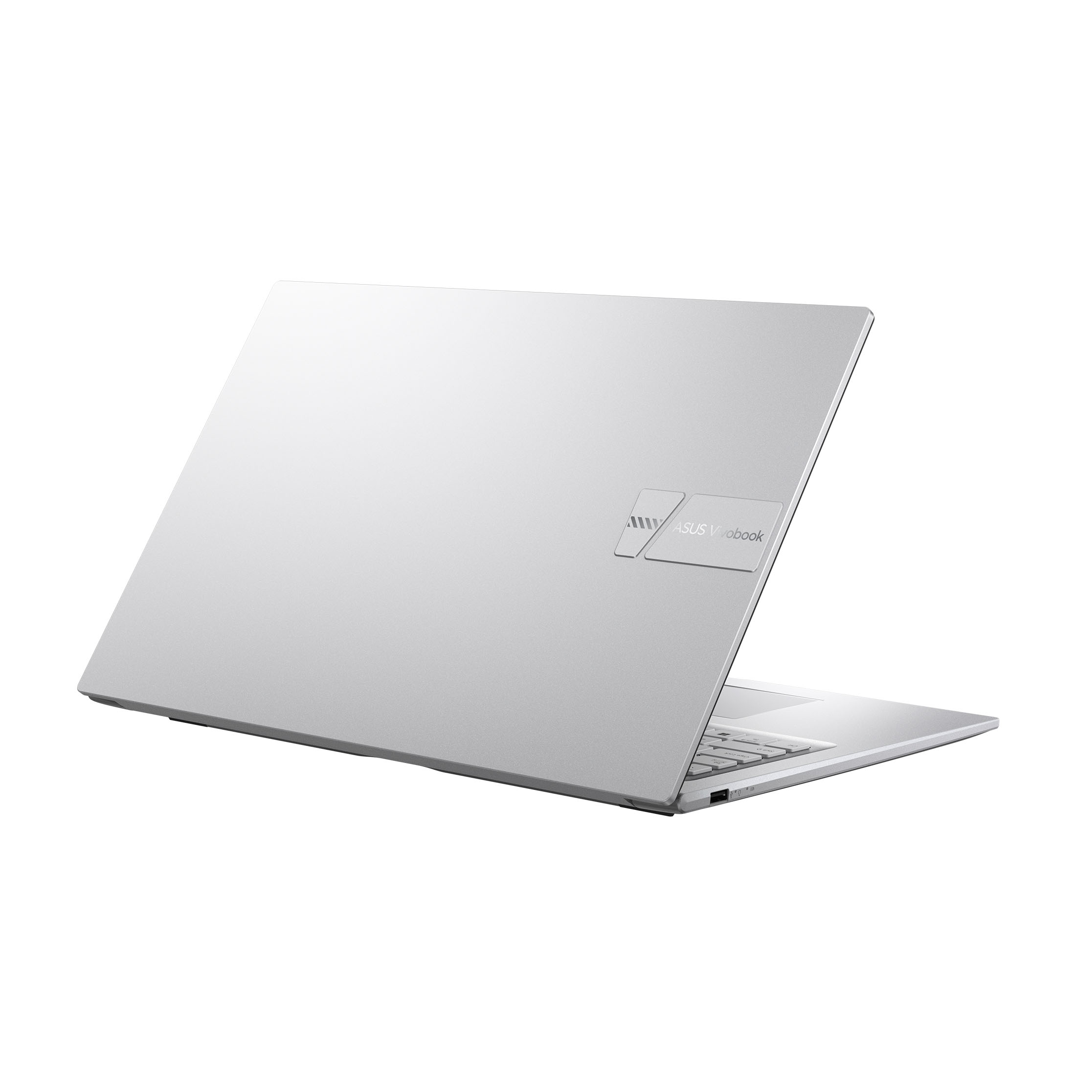 Rückansicht eines silbernen ASUS Vivobook Laptops auf weißer Oberfläche.