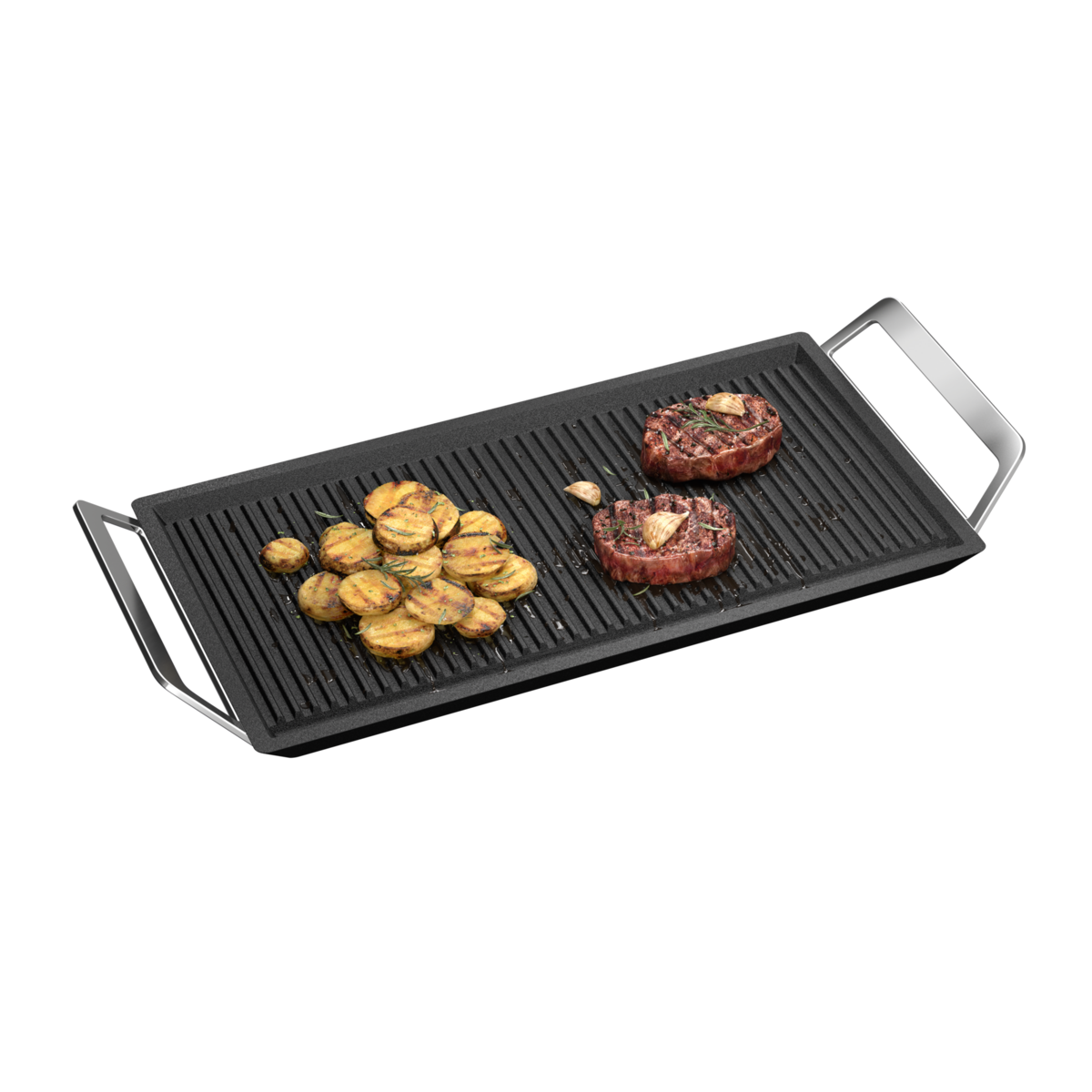 Sartén para asar con patatas y filetes a la parrilla con ajo. Sartén negra con asas plateadas sobre fondo negro.