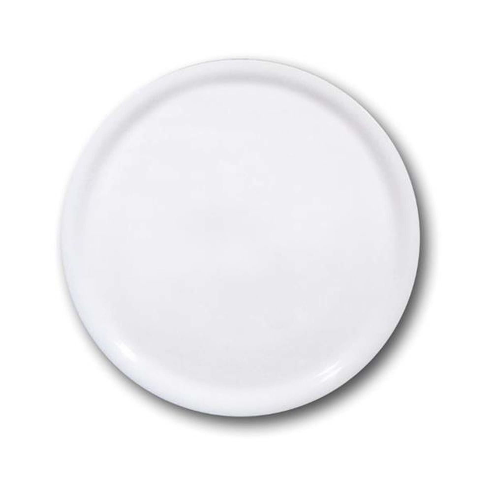 Un piatto bianco, rotondo, con bordo rialzato, su sfondo bianco.