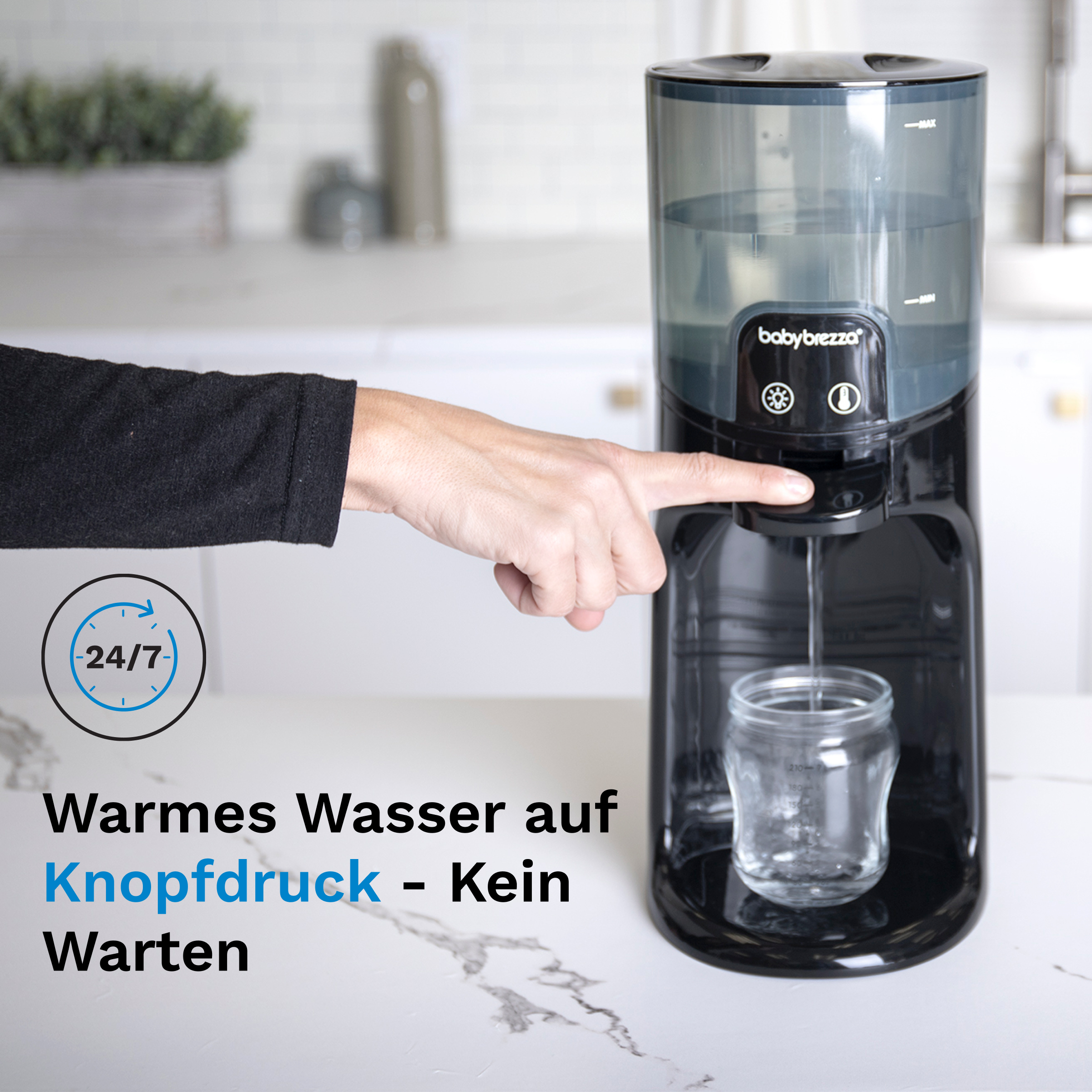 Die Hand einer Frau drückt auf einen Knopf an einem schwarzen Babyflaschenwärmer, mit Text.