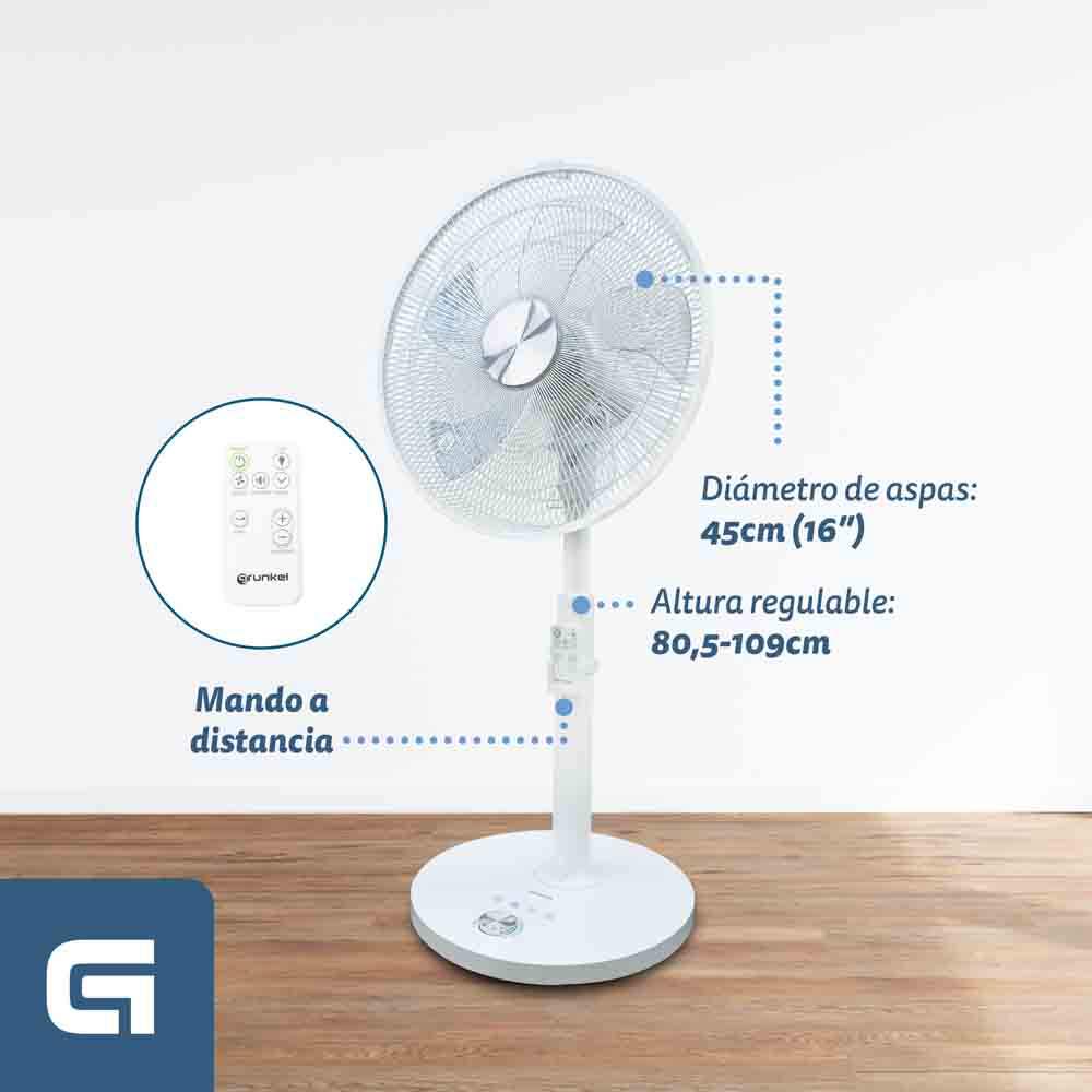 Biało-srebrny wentylator stojący, z pilotem. Białe tło.