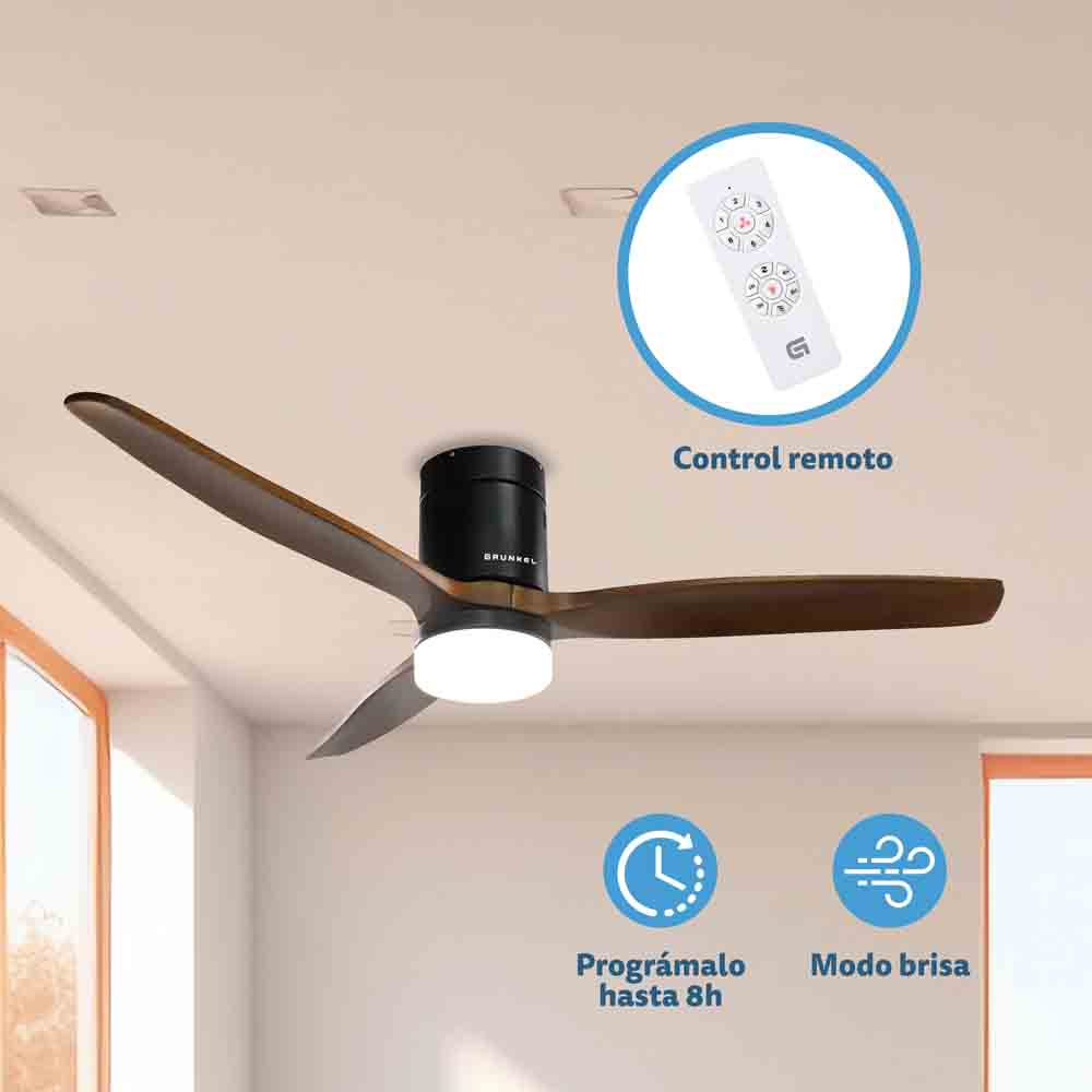 Ventilatore a soffitto con tre pale in legno. Ha una luce e un telecomando nell'angolo.