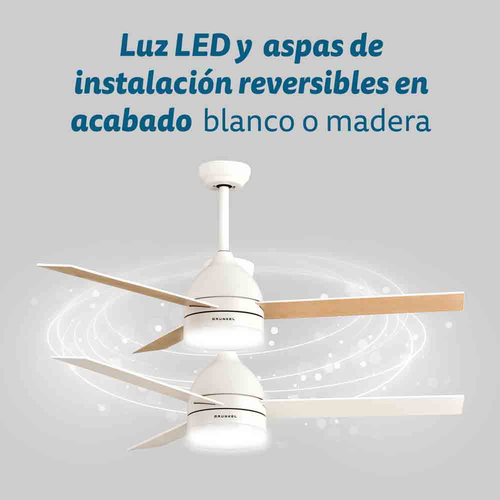 Białe wentylatory sufitowe ze światłem i drewnianymi łopatkami, na białym tle.