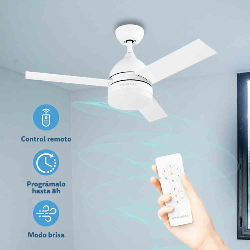 Biały wentylator sufitowy z trzema łopatkami i pilotem trzymanym w dłoni.