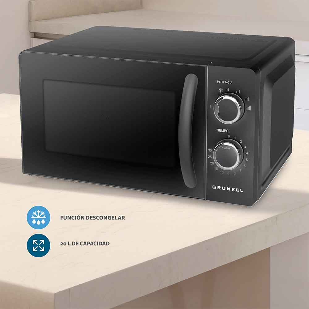 Horno microondas negro sobre encimera blanca, con controles de función y tiempo. Fondo blanco.