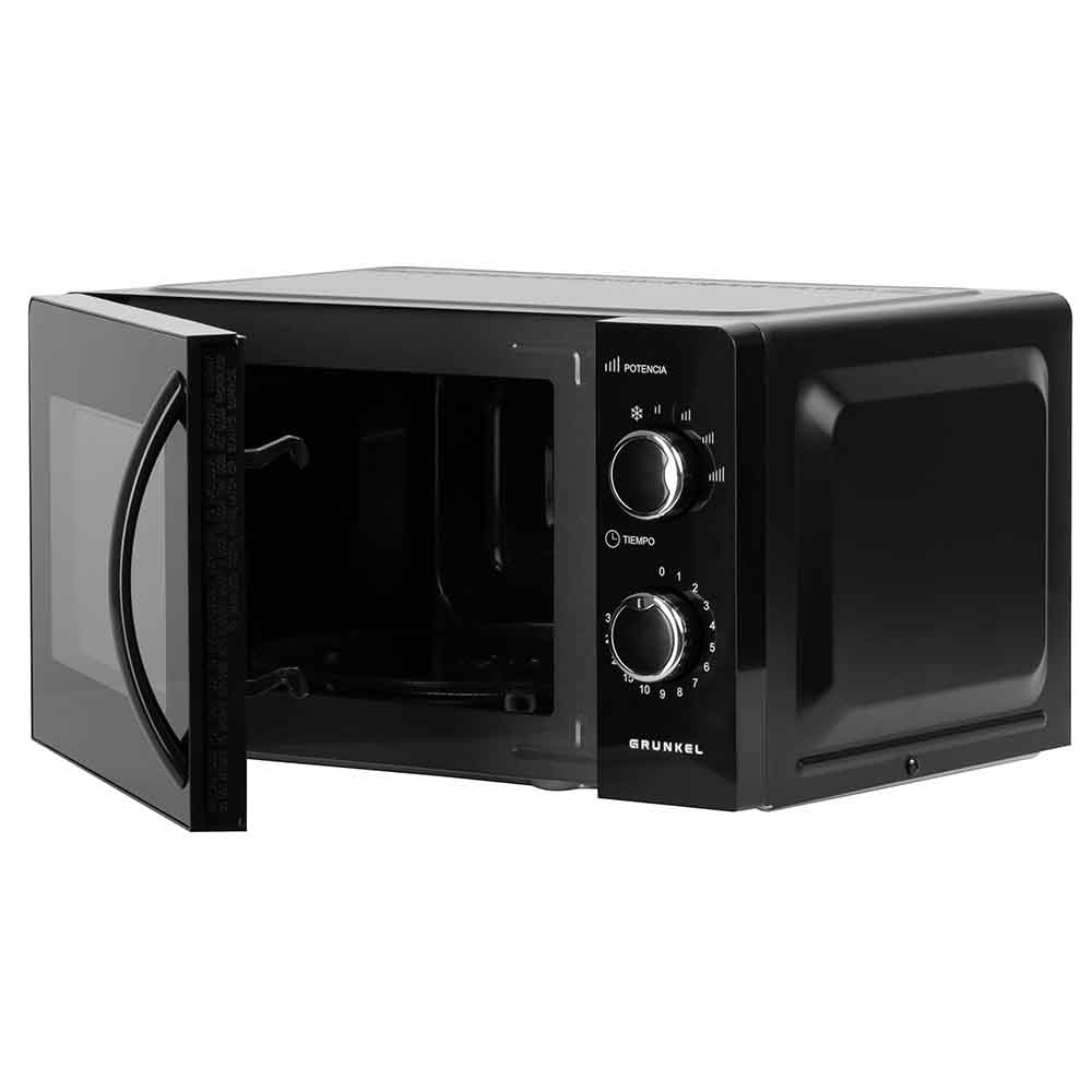 Microondas negro con puerta abierta, perillas de potencia y tiempo. Fondo blanco.