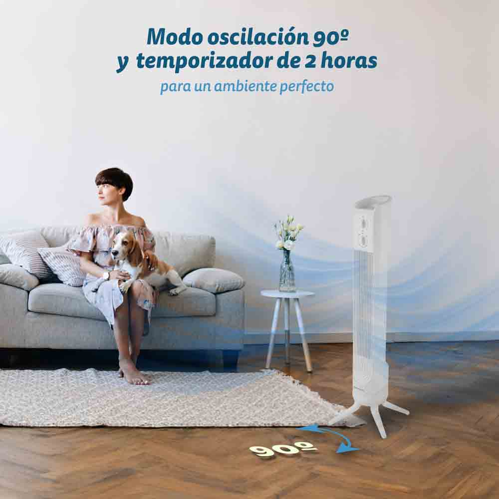 Una mujer se sienta en un sofá con un perro, junto a un ventilador en una alfombra blanca. Texto arriba.