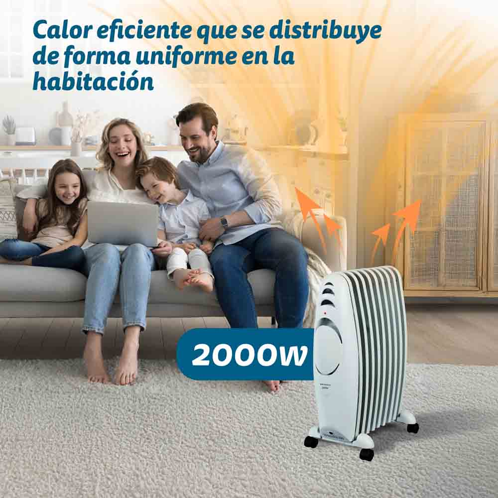 Familia sentada en sofá con calefactor delante. El calefactor tiene rayas blancas y negras.