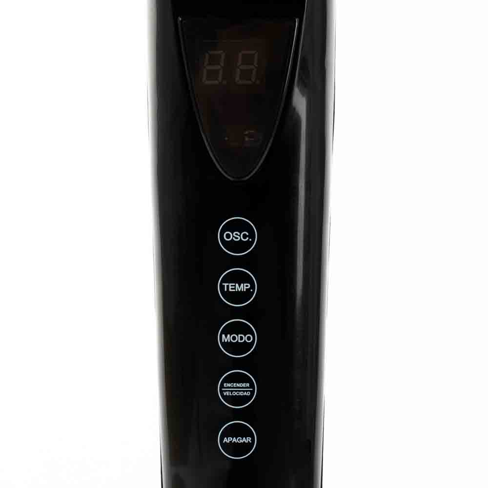 Primer plano del panel de control de un ventilador negro. Tiene una pantalla digital y botones etiquetados OSC, TEMP, MODO.