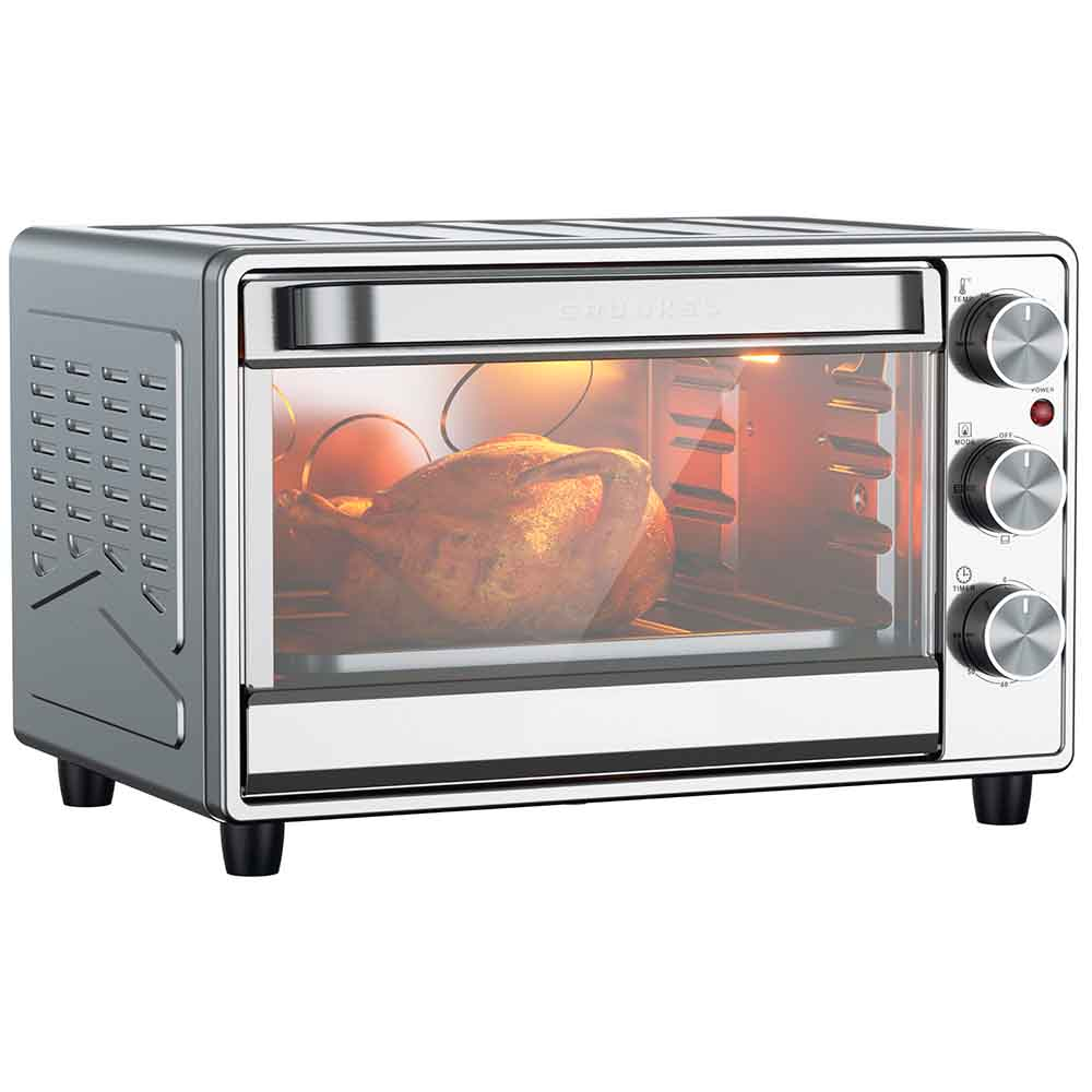 Un horno tostador plateado con un pollo asado dentro, puerta de vidrio y perillas de control.
