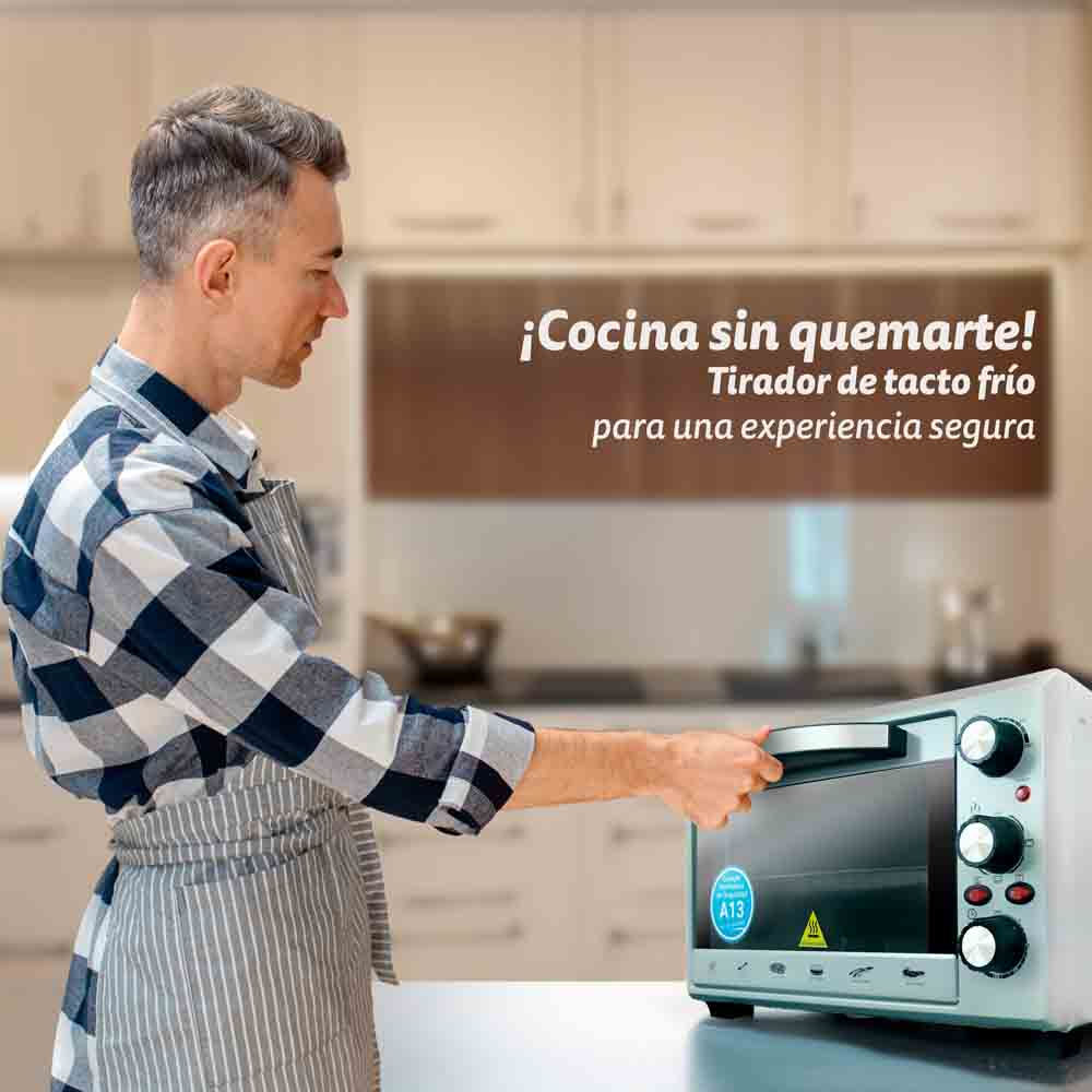Uomo che raggiunge una porta del forno bianca. Testo in spagnolo sulla maniglia fredda.