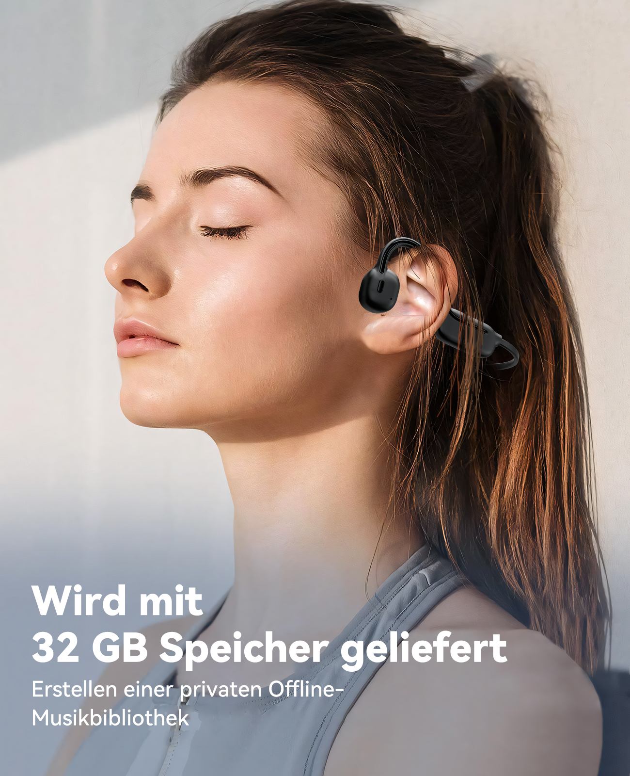 Frau mit schwarzem Ohrhörer, Text '32 GB Speicher' auf Deutsch.
